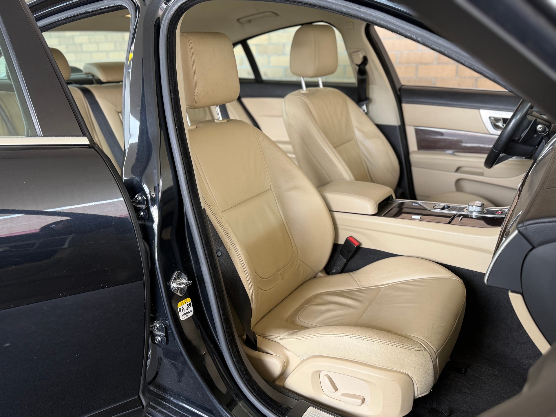 JAGUAR XF 3.0d V6 Luxury-image-10