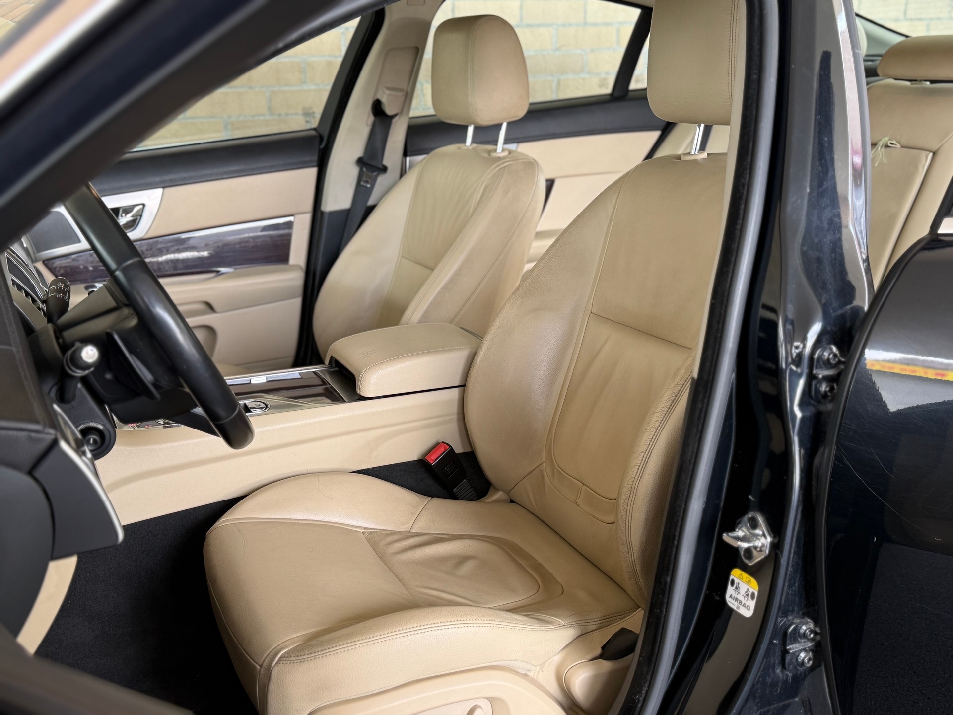 JAGUAR XF 3.0d V6 Luxury-image-9
