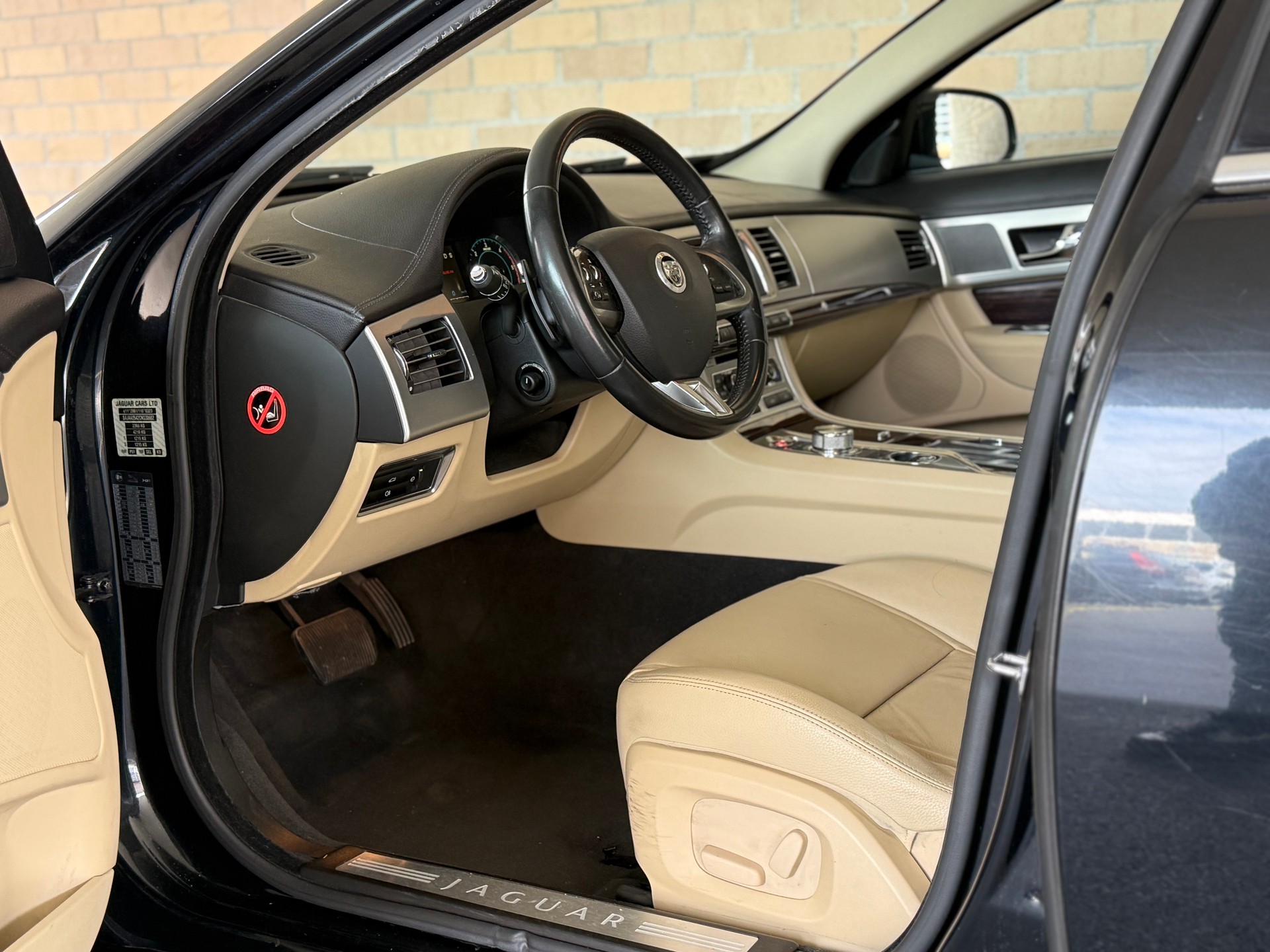 JAGUAR XF 3.0d V6 Luxury-image-8