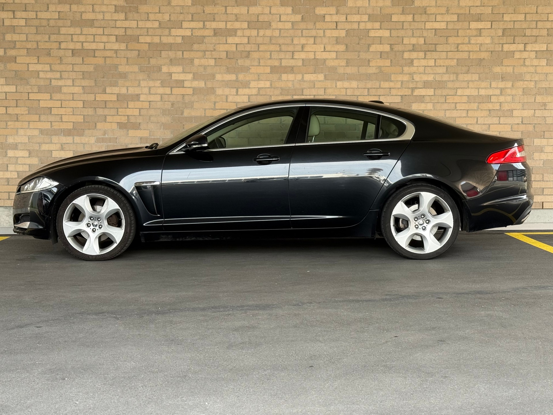JAGUAR XF 3.0d V6 Luxury-image-3