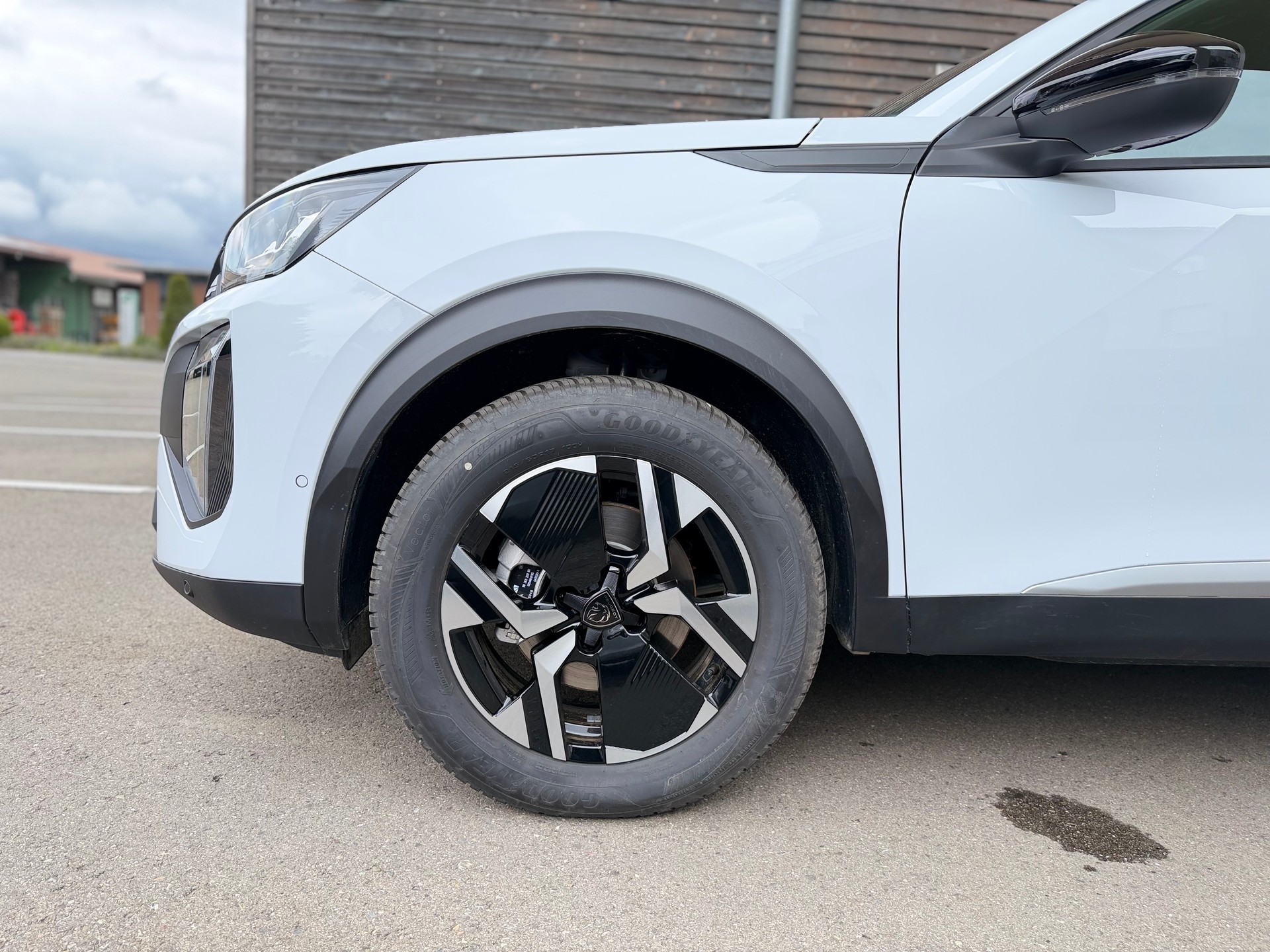 PEUGEOT 2008 1.2 145 MHEV Allure Premium-image-6