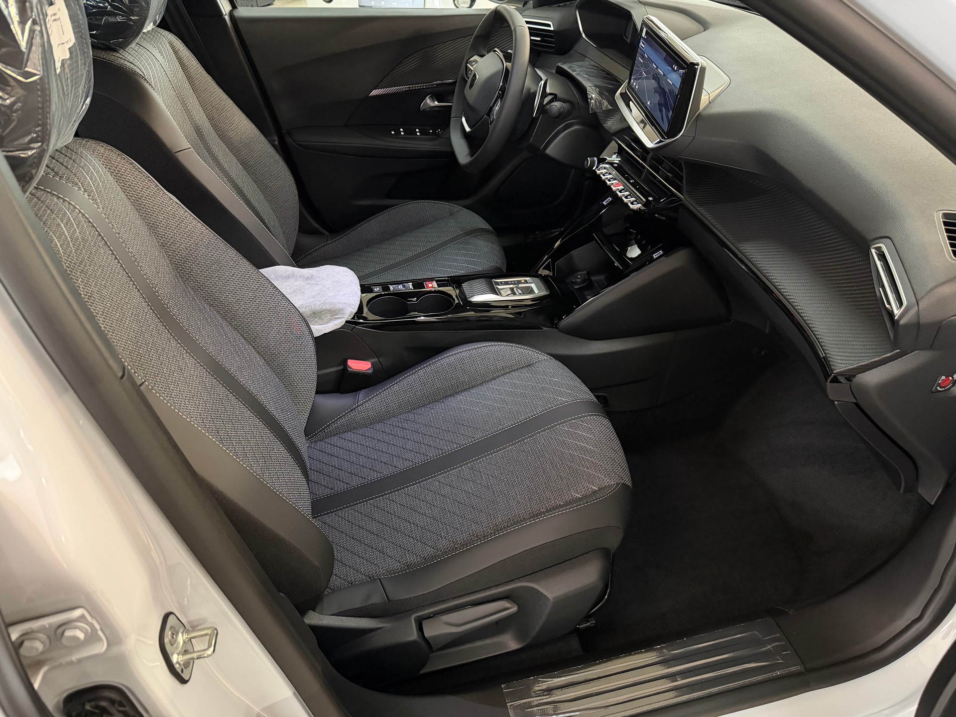 PEUGEOT 2008 1.2 145 MHEV Allure Premium-image-10