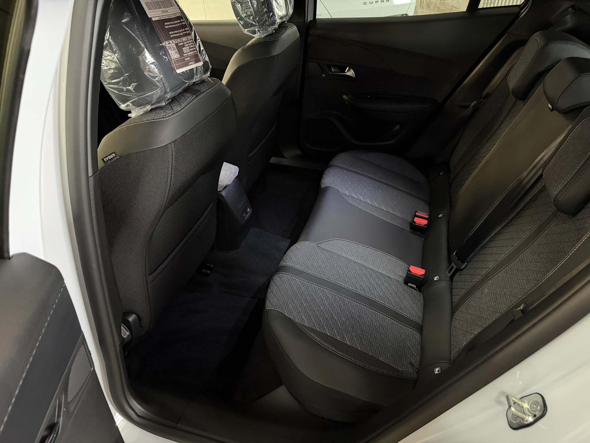 PEUGEOT 2008 1.2 145 MHEV Allure Premium-image-22