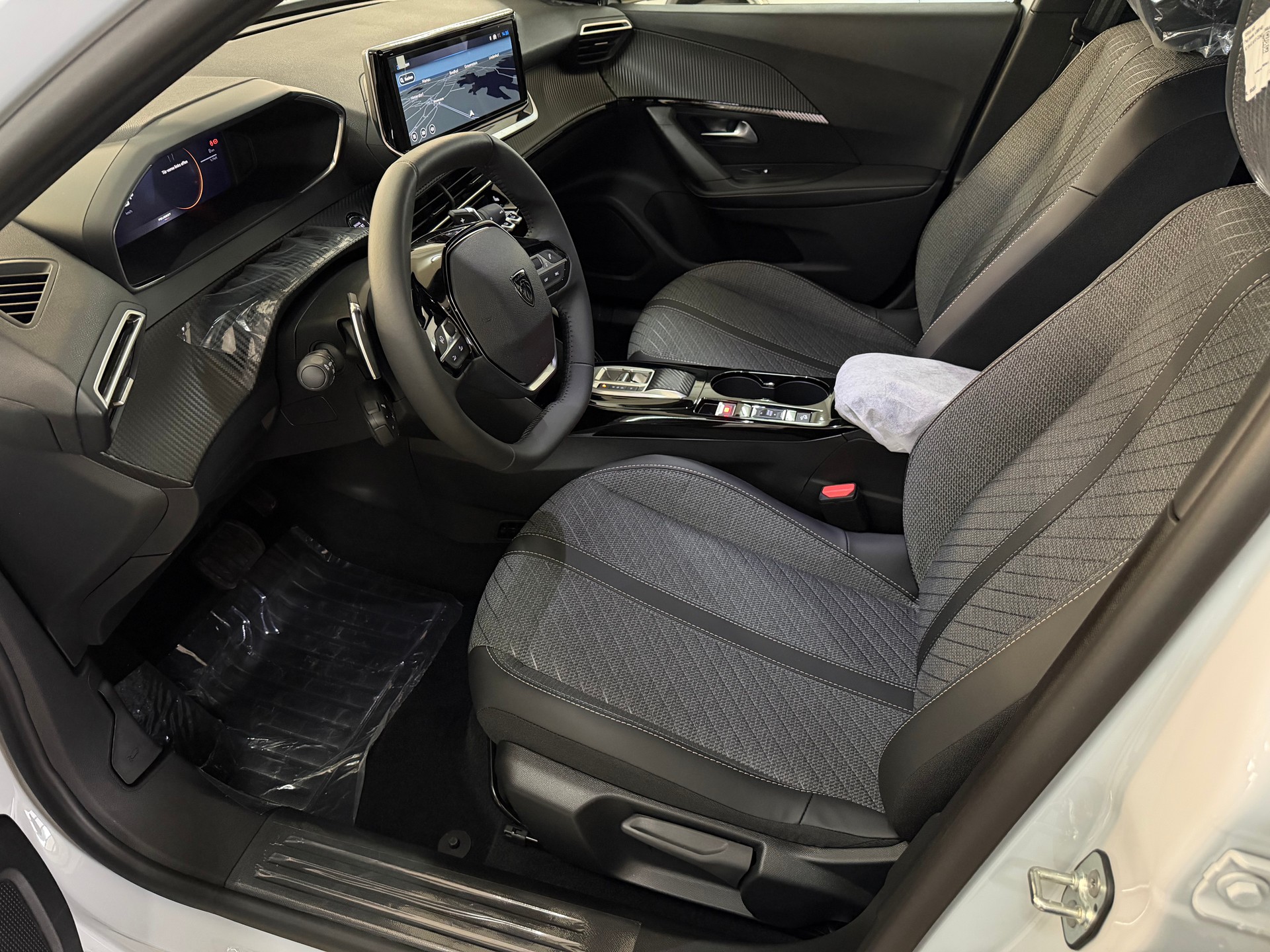 PEUGEOT 2008 1.2 145 MHEV Allure Premium-image-9
