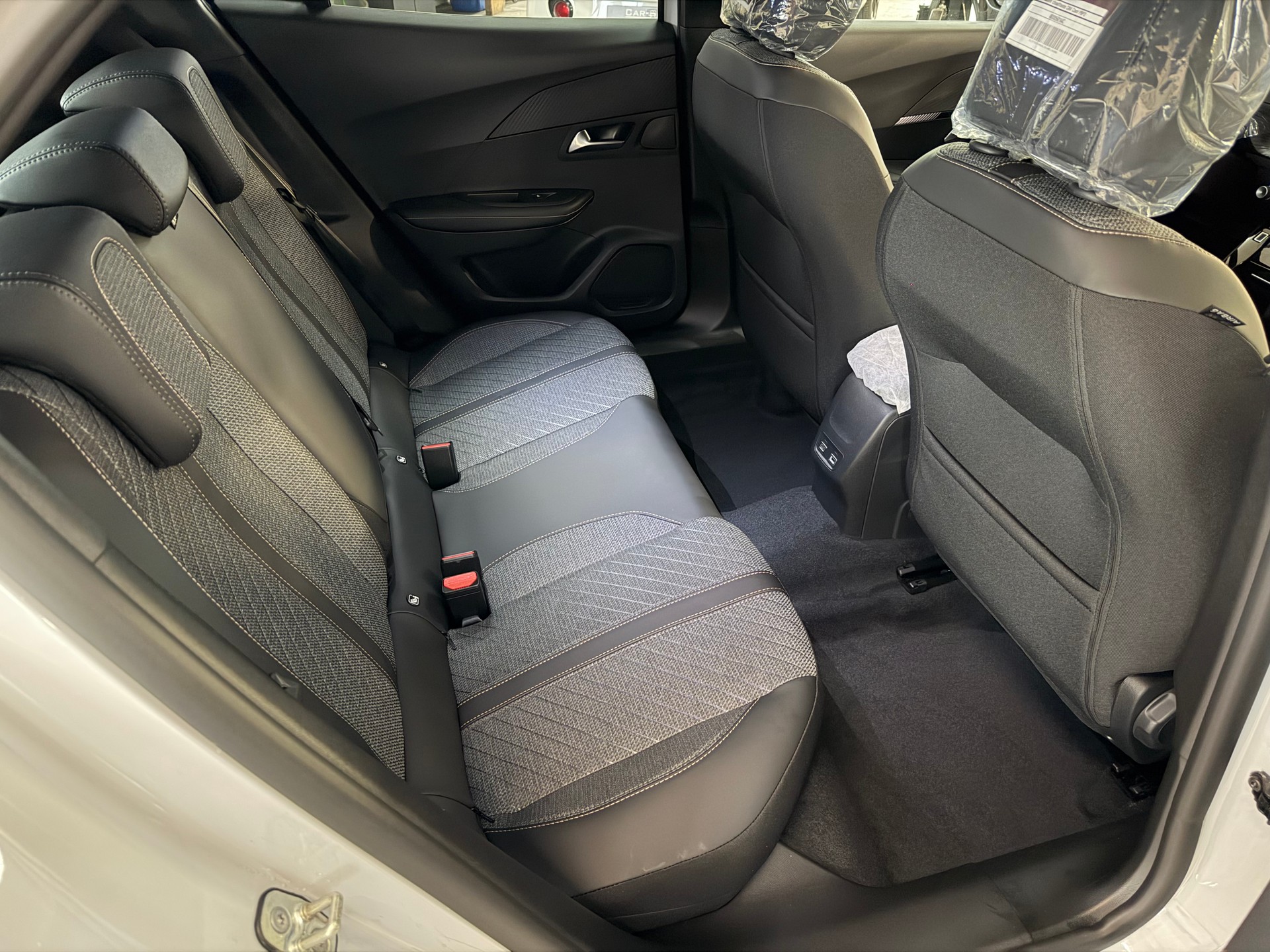 PEUGEOT 2008 1.2 145 MHEV Allure Premium-image-21