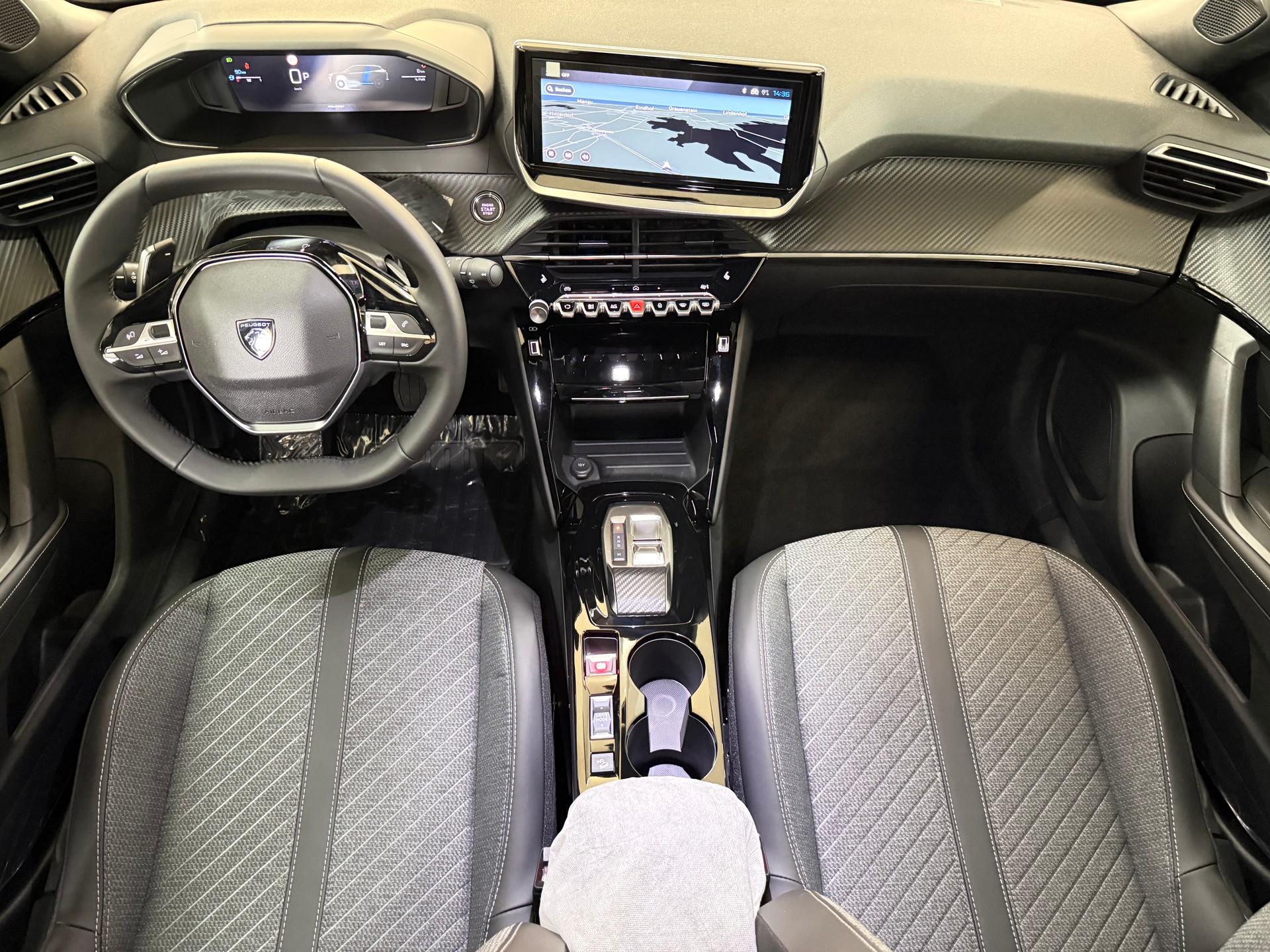 PEUGEOT 2008 1.2 145 MHEV Allure Premium-image-7