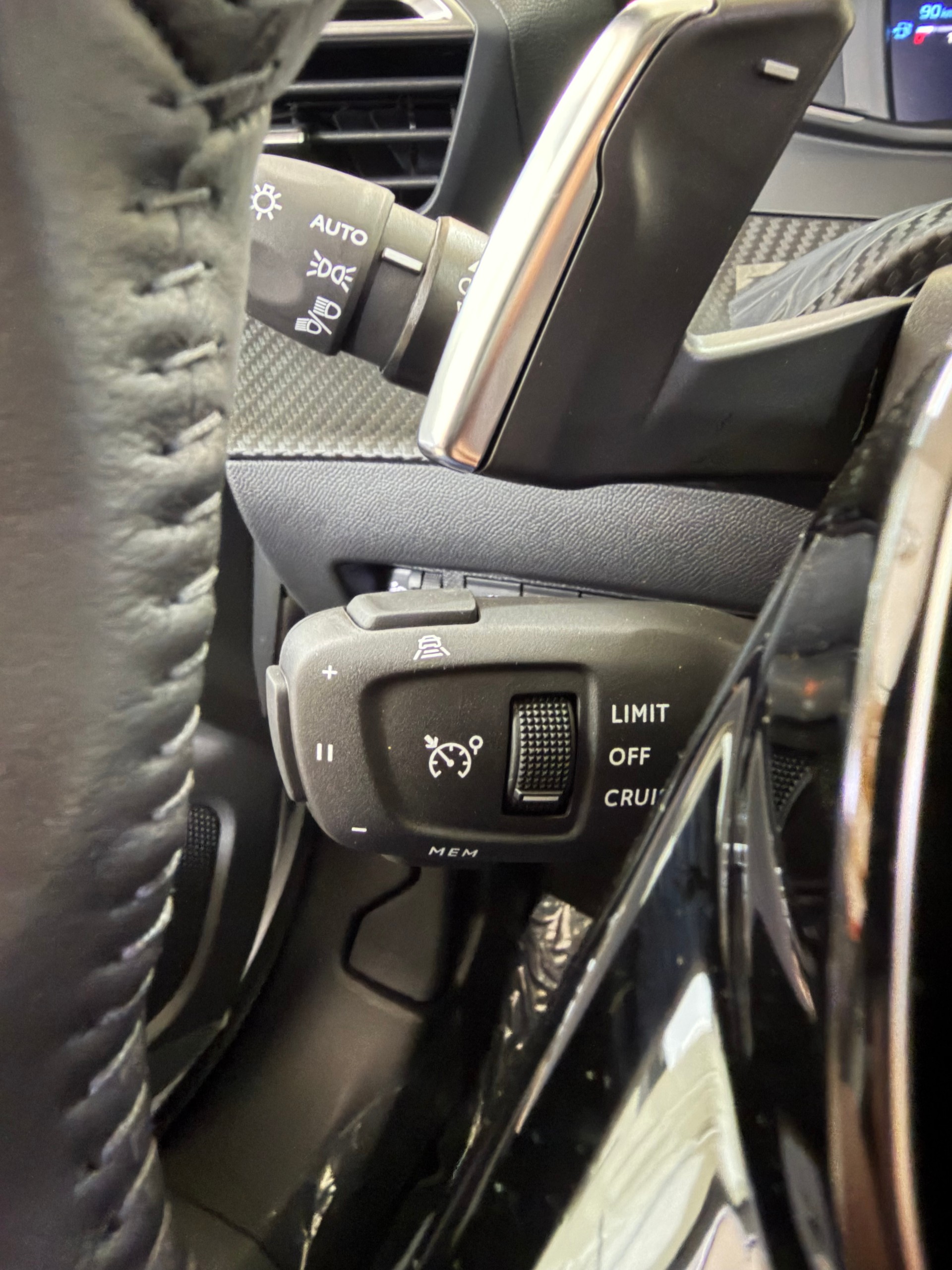 PEUGEOT 2008 1.2 145 MHEV Allure Premium-image-13