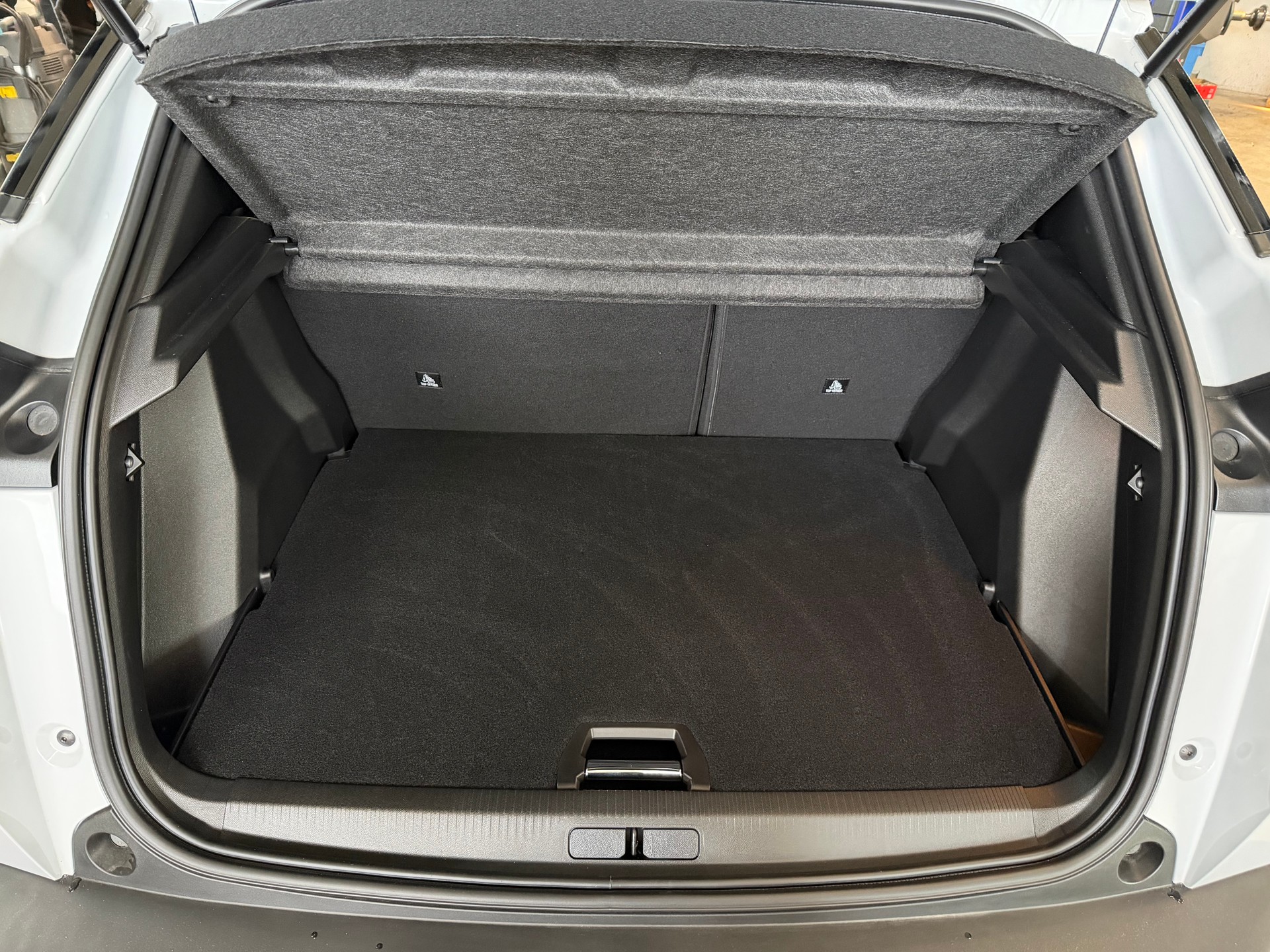 PEUGEOT 2008 1.2 145 MHEV Allure Premium-image-23