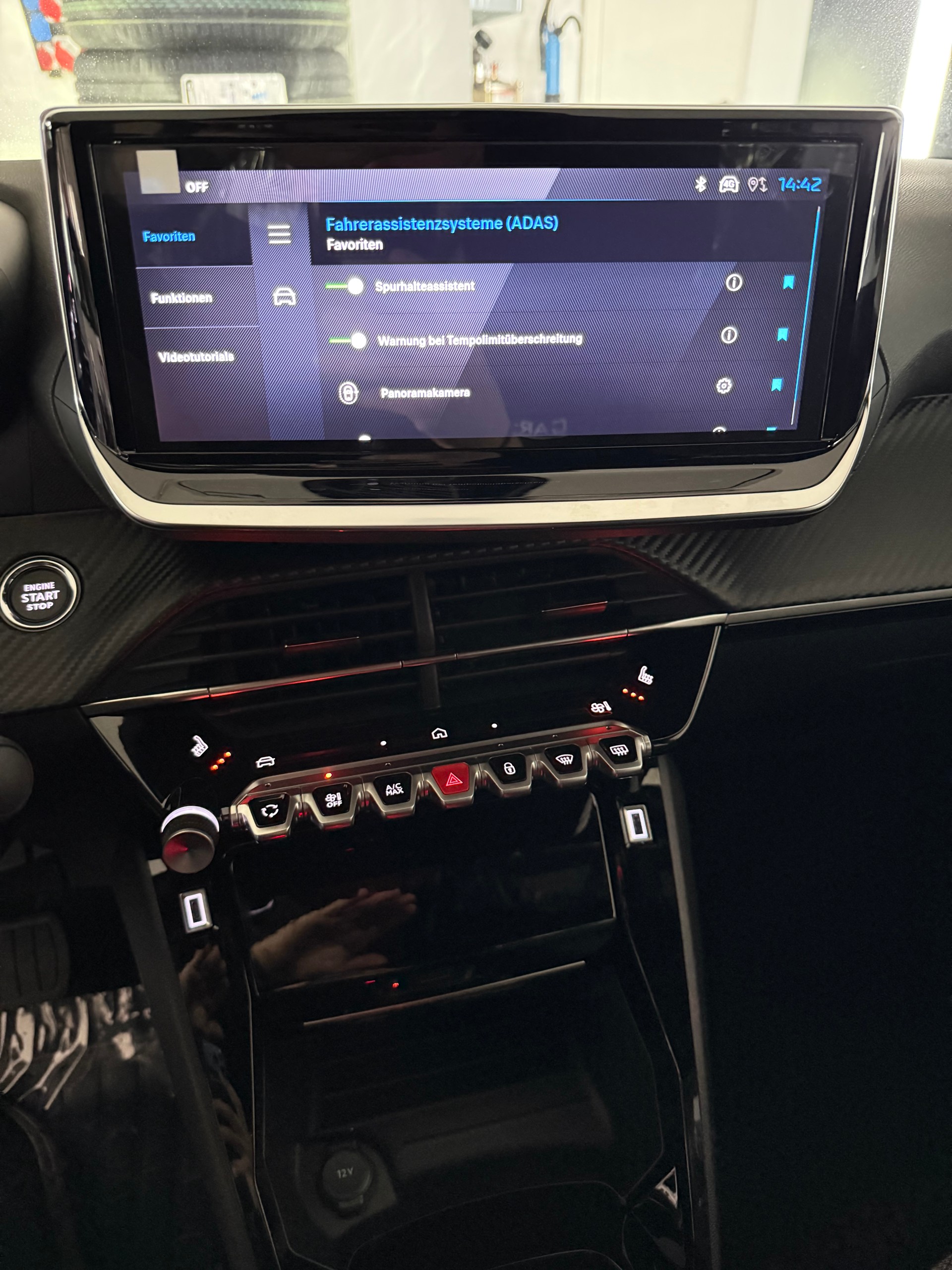PEUGEOT 2008 1.2 145 MHEV Allure Premium-image-14