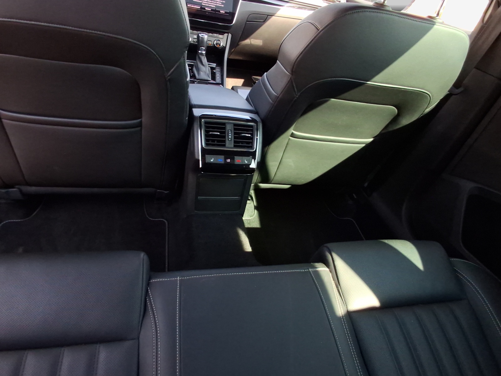 SKODA Superb Combi 2.0 TDi L&K 4x4 DSG-image-15