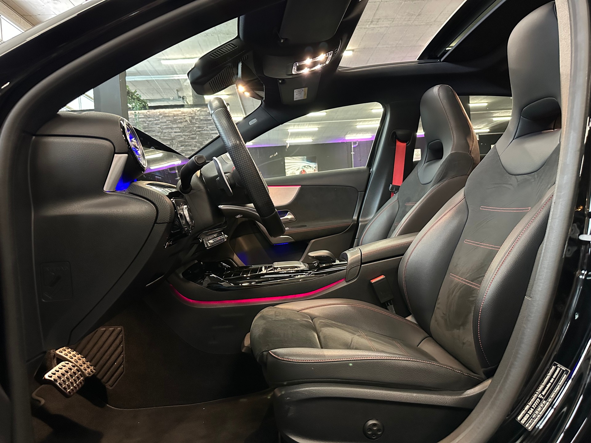 MERCEDES-BENZ A 35 AMG 4Matic Speedshift-image-16
