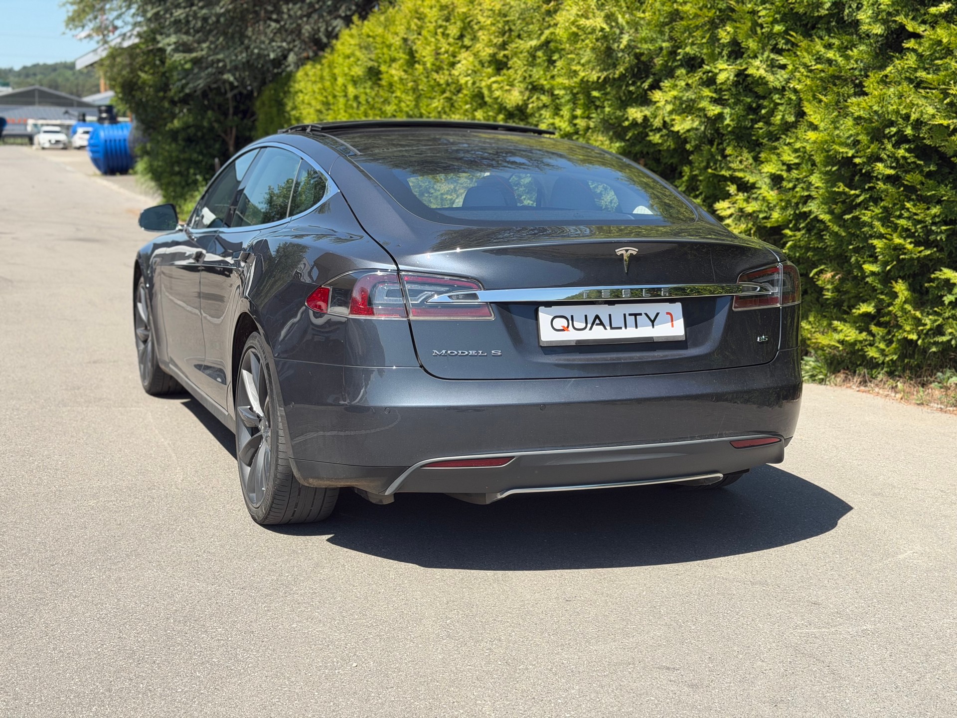 TESLA Model S 85-showroom-element-3