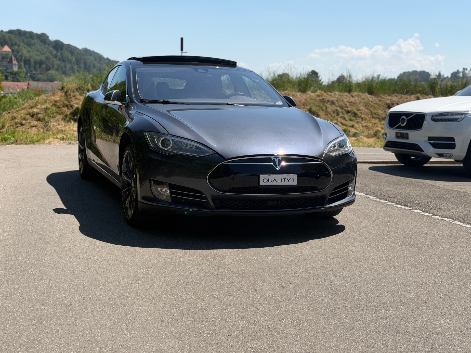 TESLA Model S 85-showroom-element-2