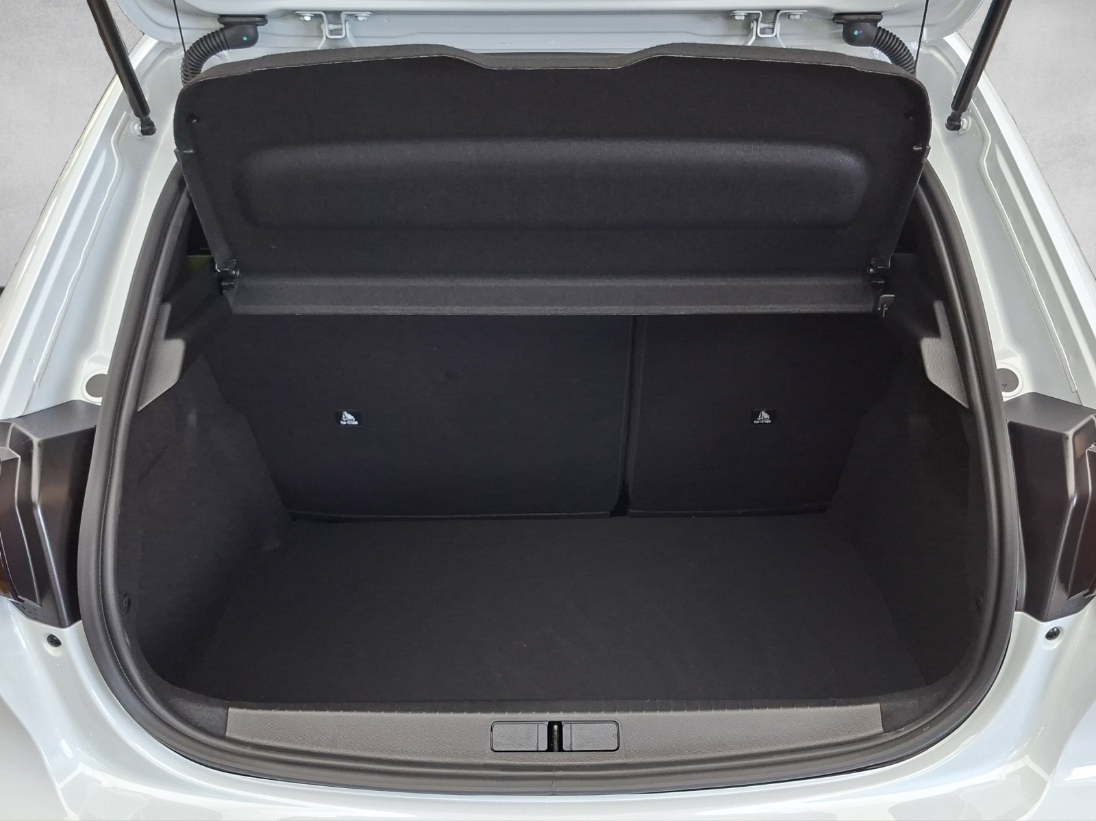 PEUGEOT 208 1.2 Hybrid 145 GT-image-14