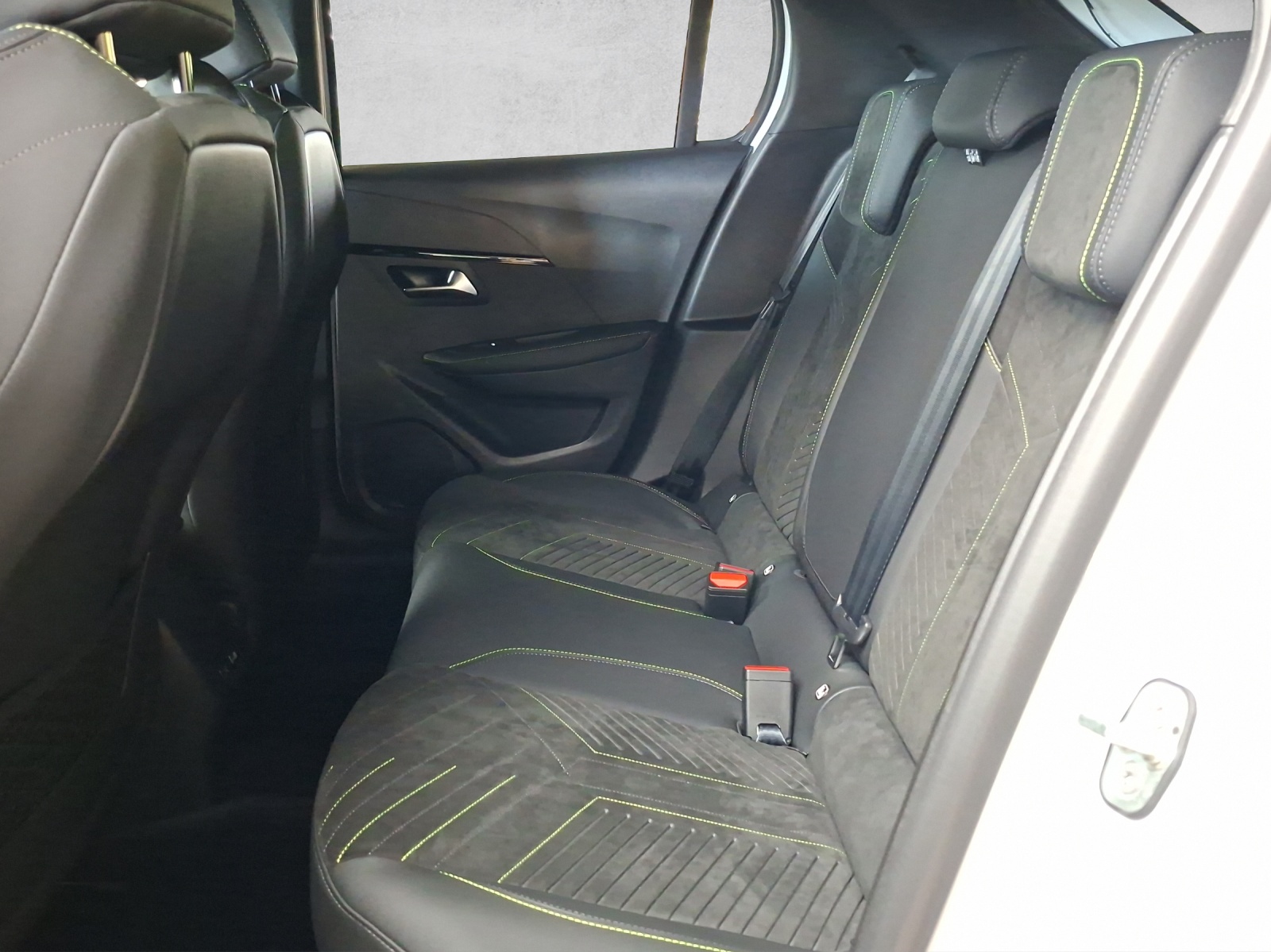 PEUGEOT 208 1.2 Hybrid 145 GT-image-13