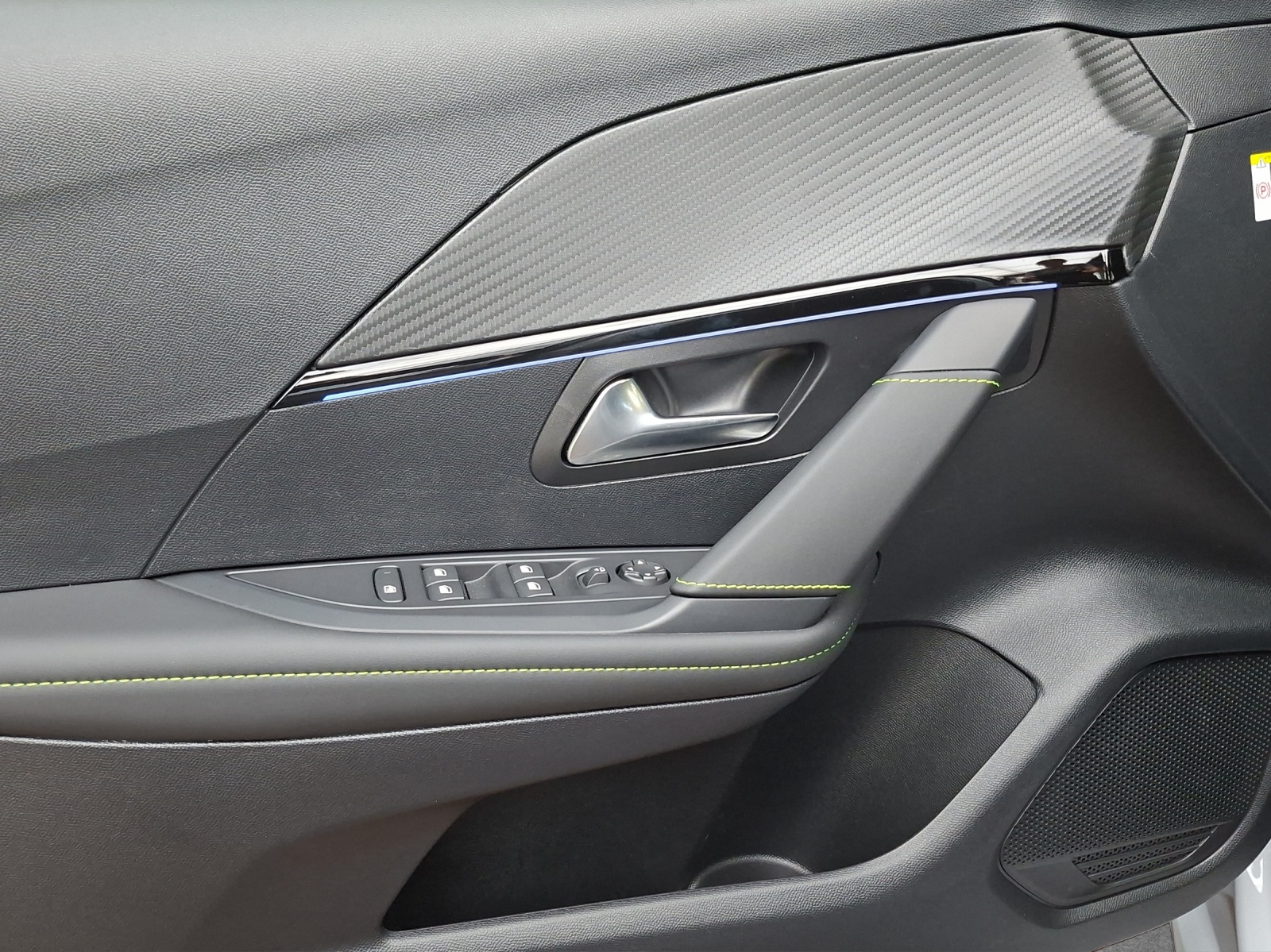 PEUGEOT 208 1.2 Hybrid 145 GT-image-12