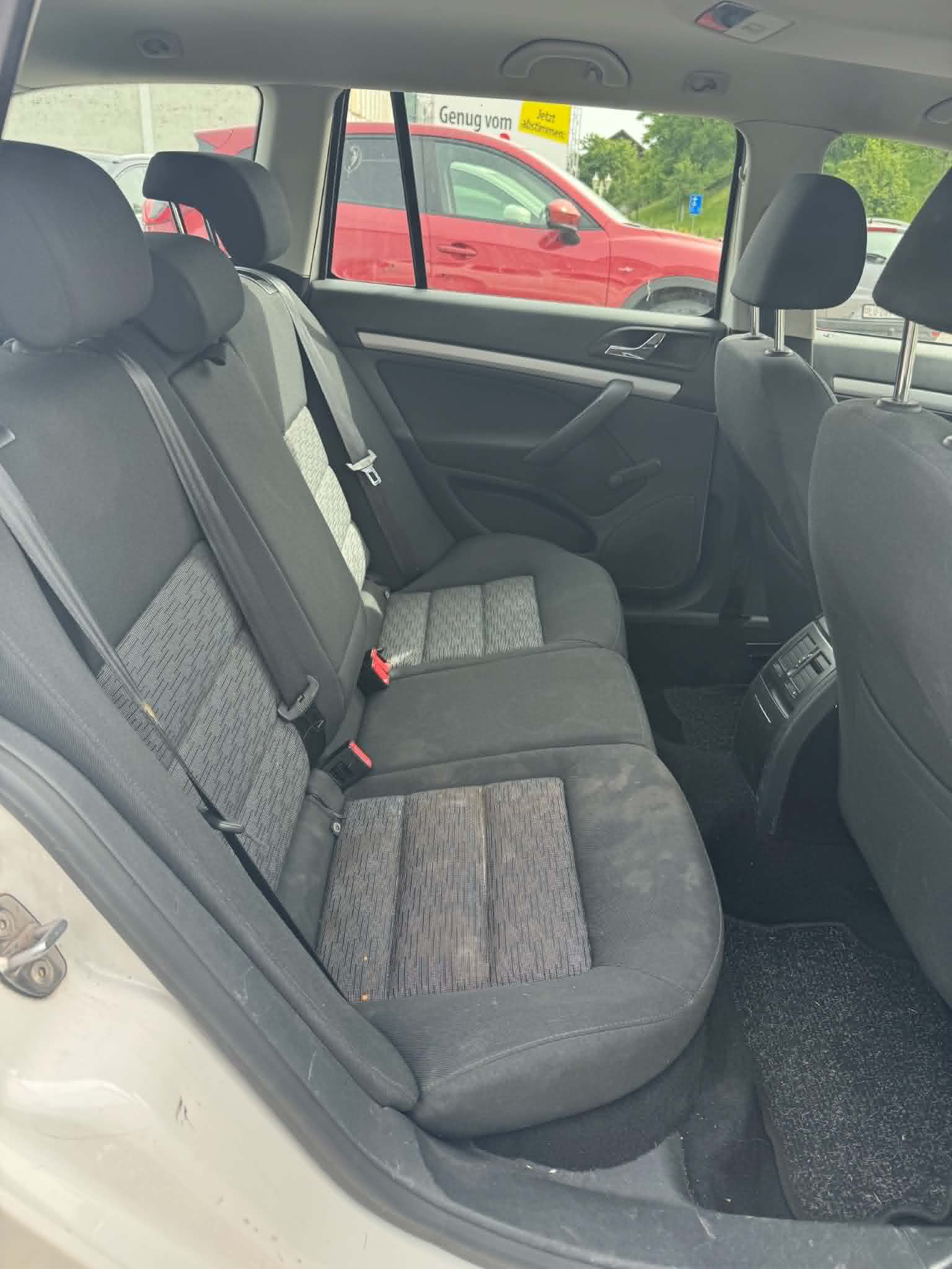 SKODA Octavia Combi 1.6 TDI 4x4-image-11