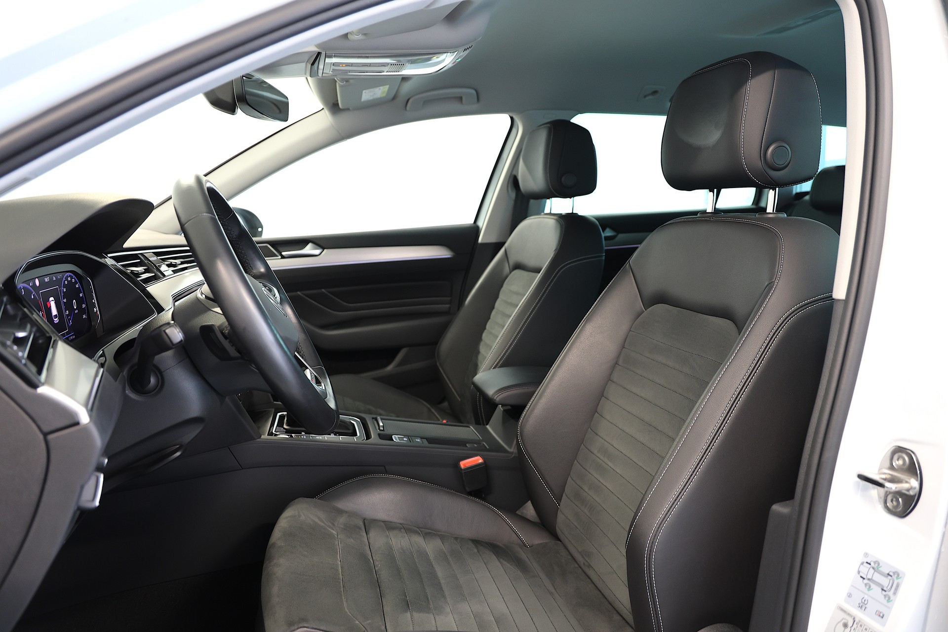 VW Passat 2.0 TDI BMT Elegance 4Motion DSG-image-8