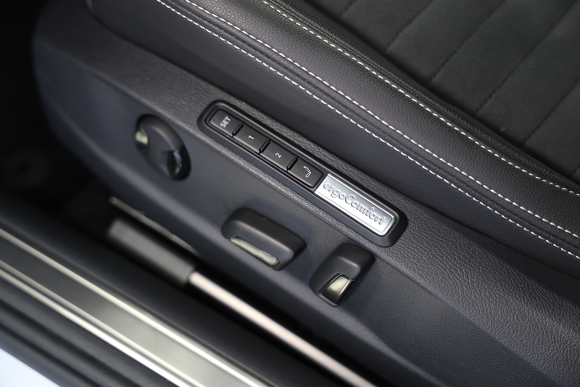 VW Passat 2.0 TDI BMT Elegance 4Motion DSG-image-16