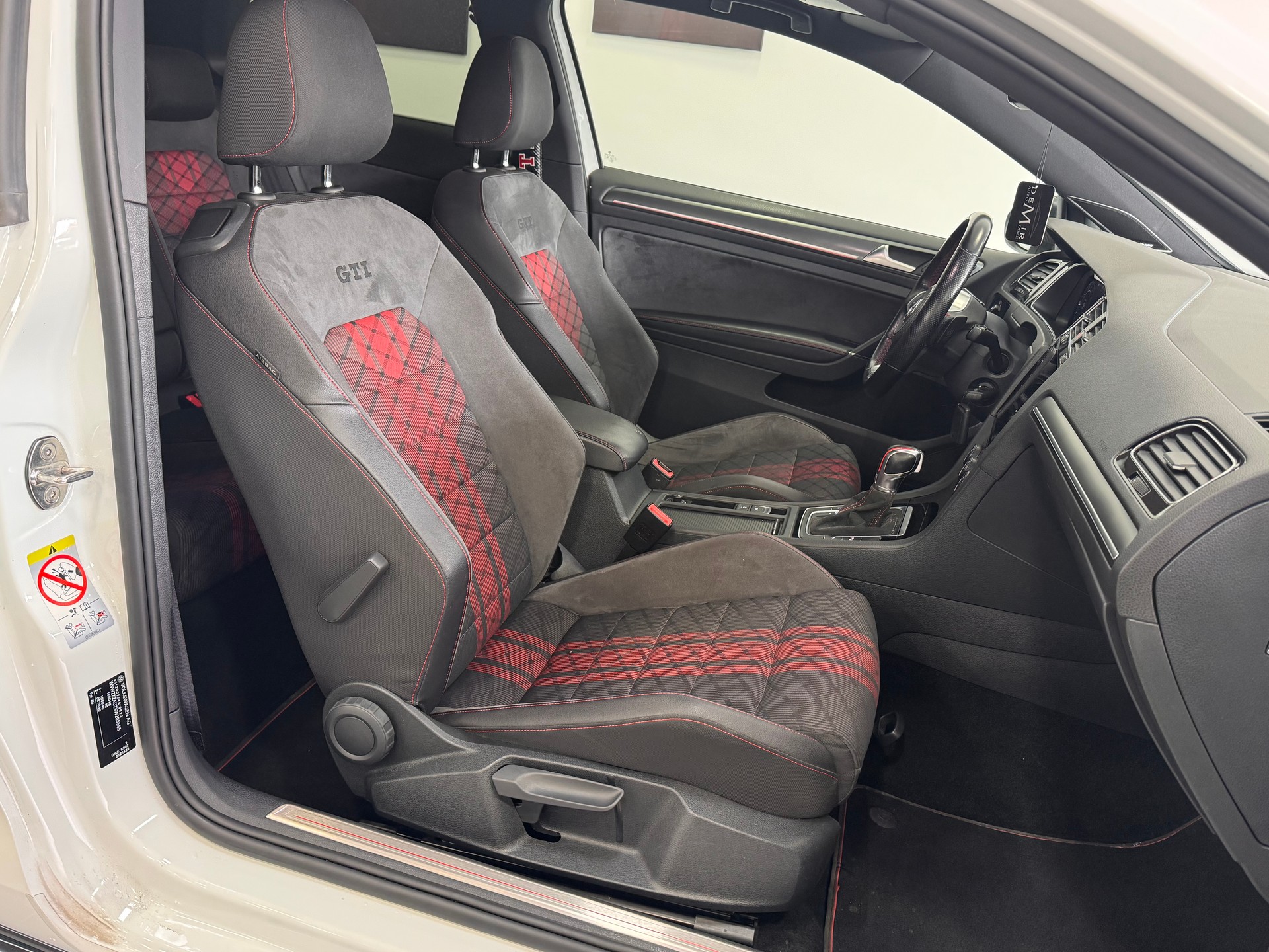 VW Golf 2.0 TSI GTI TCR DSG *Virtual Cockpit / DynAudio Excite Soundsystem / LED / Pack Fahrassistenz Plus*-image-8