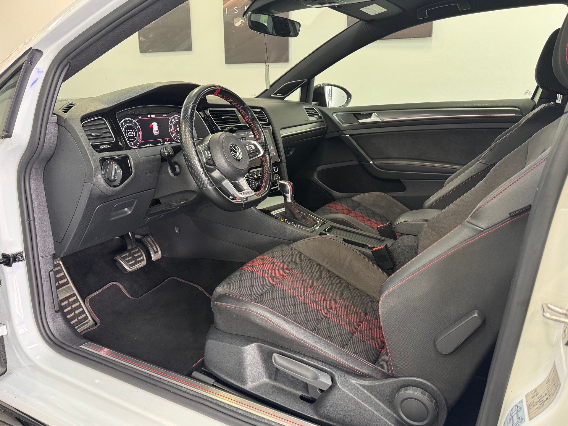 VW Golf 2.0 TSI GTI TCR DSG *Virtual Cockpit / DynAudio Excite Soundsystem / LED / Pack Fahrassistenz Plus*-image-6