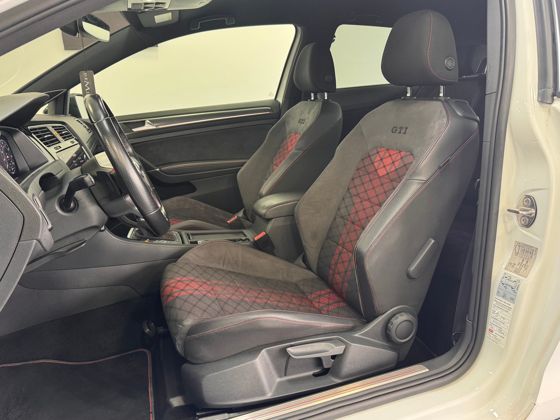 VW Golf 2.0 TSI GTI TCR DSG *Virtual Cockpit / DynAudio Excite Soundsystem / LED / Pack Fahrassistenz Plus*-image-7