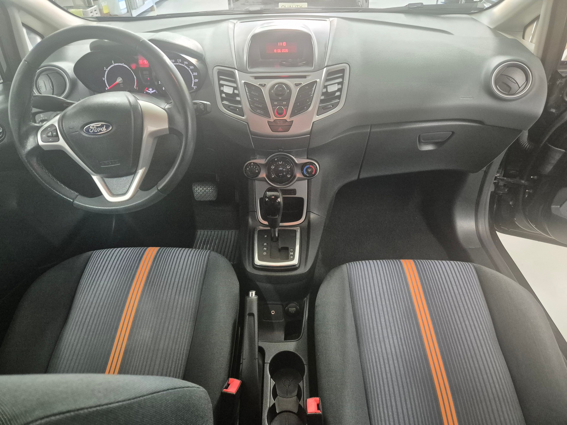 FORD Fiesta 1.4 16V Colourline Automatic-image-26
