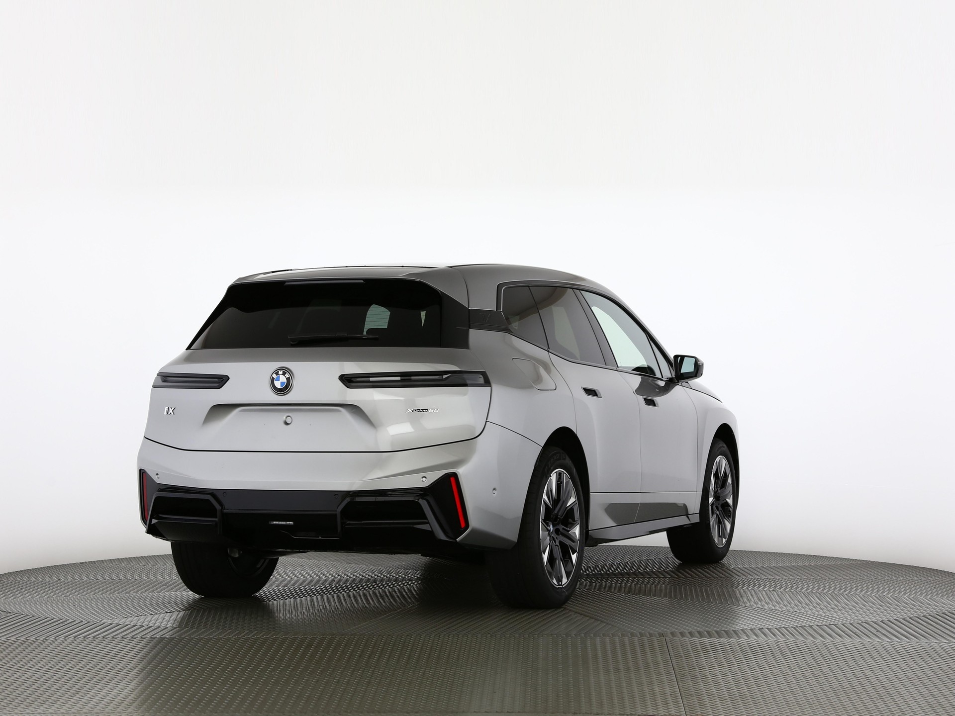 BMW iX xDrive60-image-1
