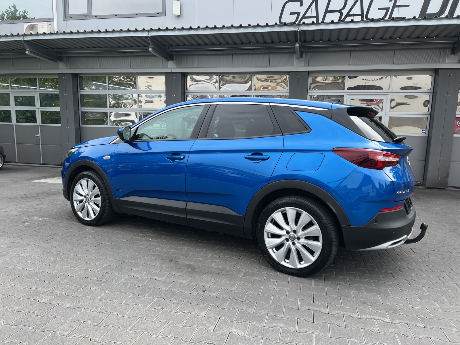 OPEL Grandland X 1.6 Hybrid4 Ultimate Automatik-image-2