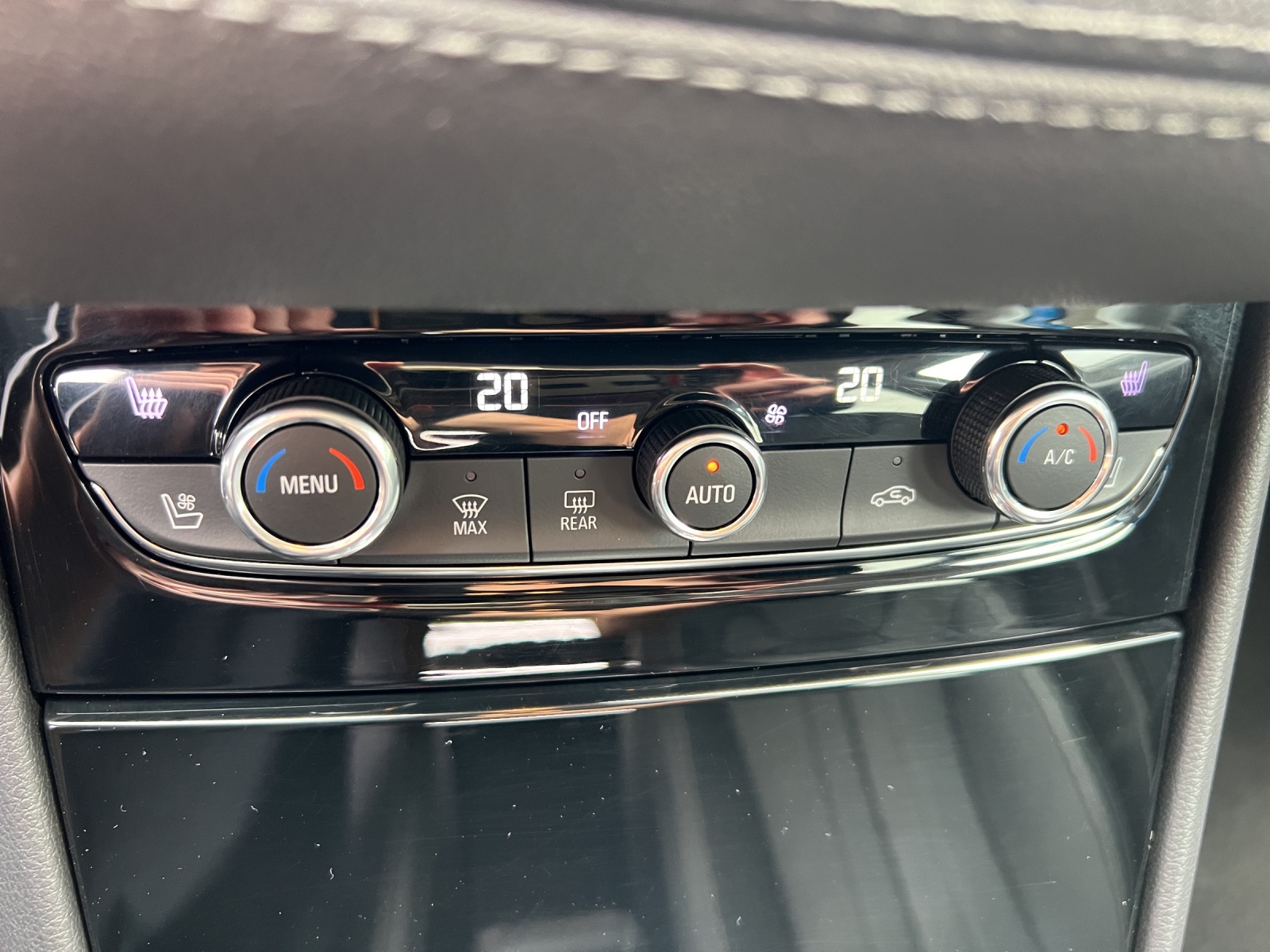 OPEL Grandland X 1.6 Hybrid4 Ultimate Automatik-image-11