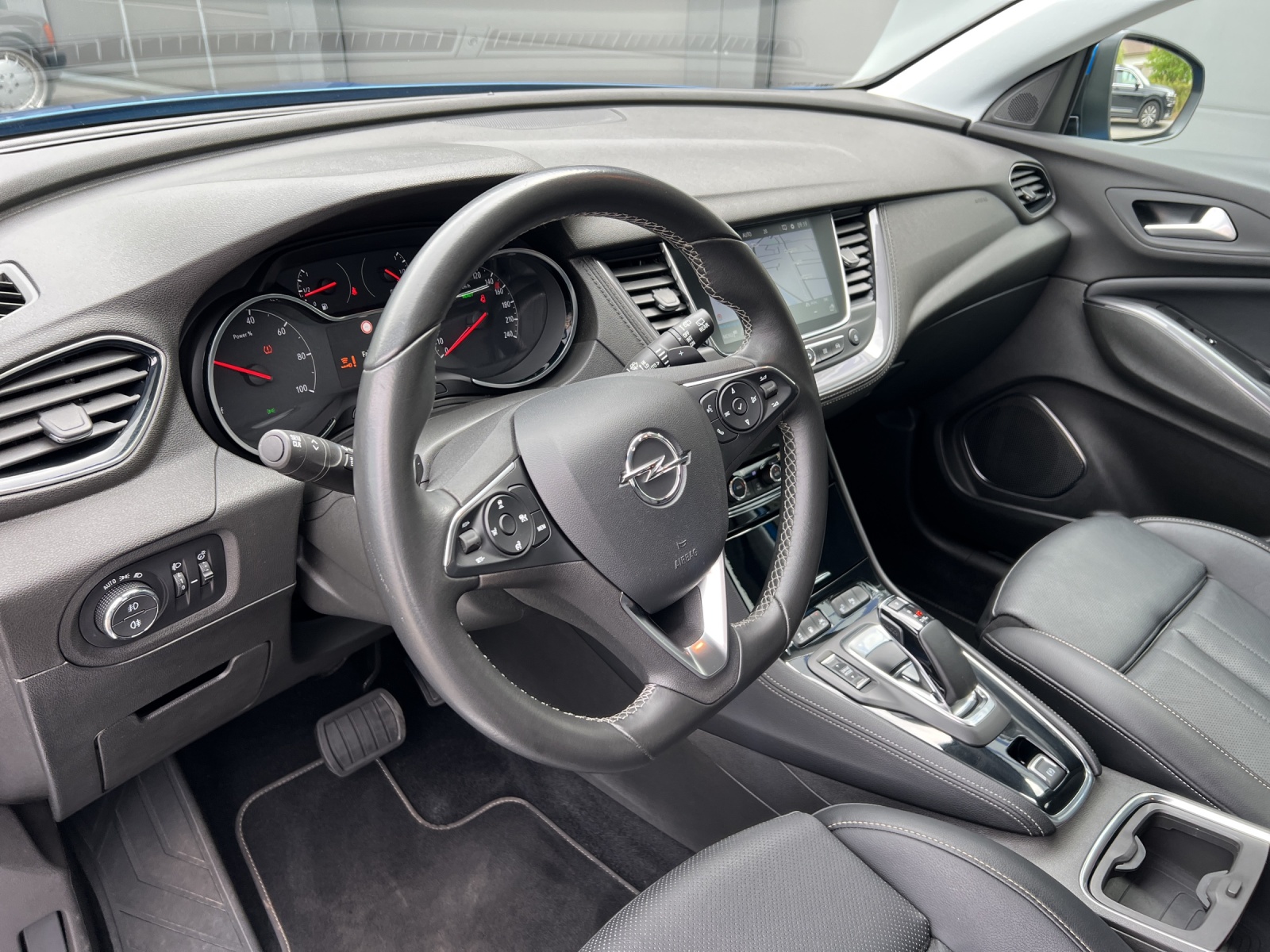 OPEL Grandland X 1.6 Hybrid4 Ultimate Automatik-image-10