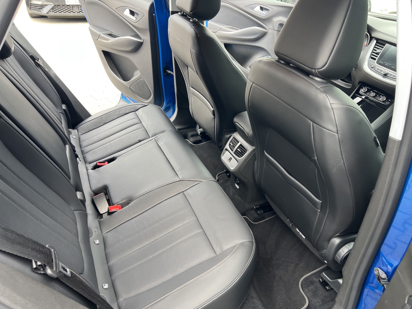 OPEL Grandland X 1.6 Hybrid4 Ultimate Automatik-image-7