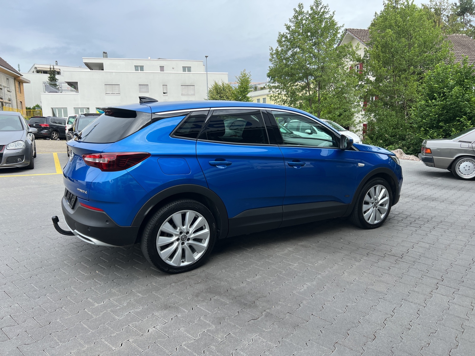 OPEL Grandland X 1.6 Hybrid4 Ultimate Automatik-image-3