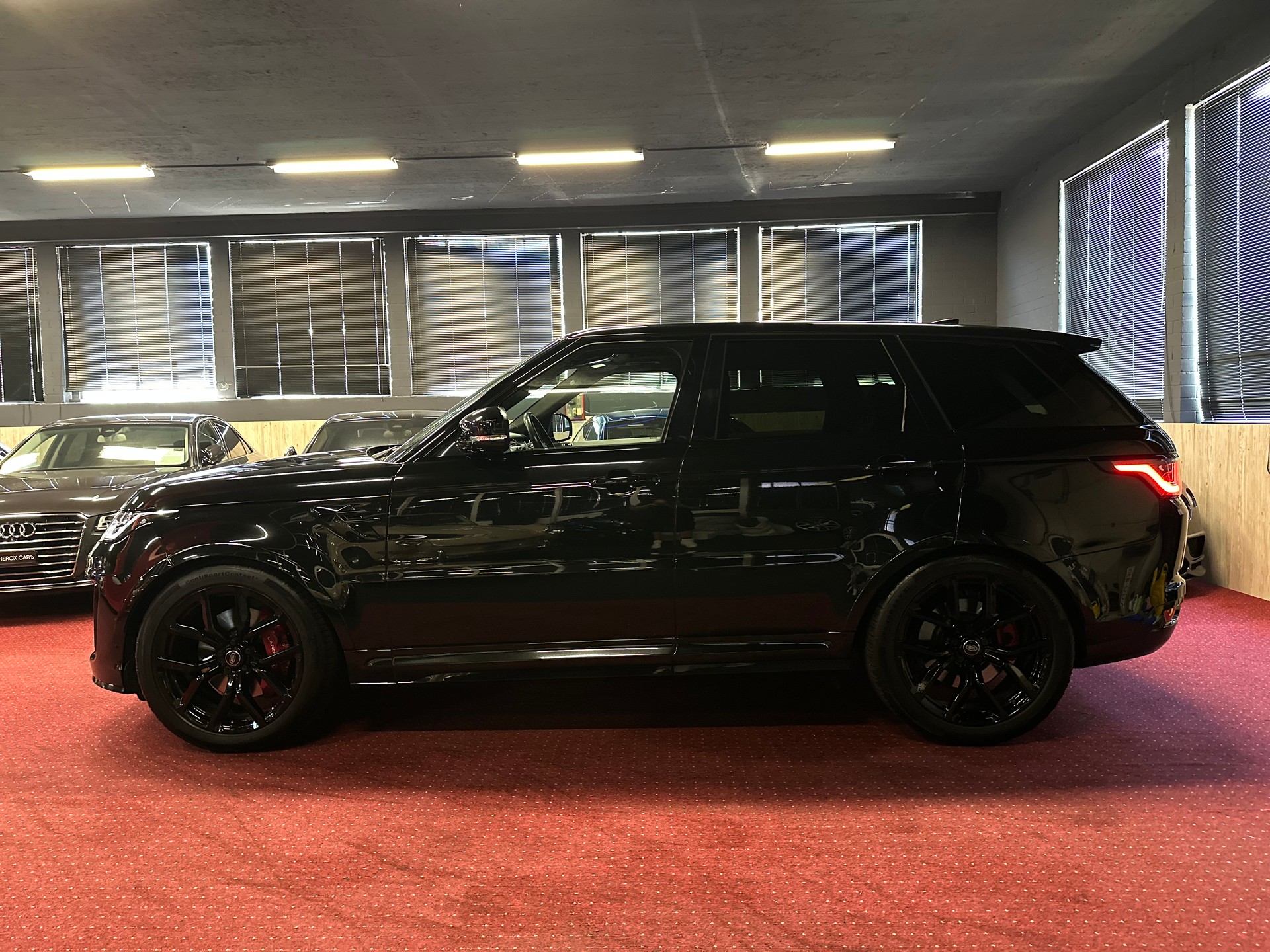 LAND ROVER Range Rover Sport 575 5.0 V8 S/C SVR Carbon Automatic-image-9