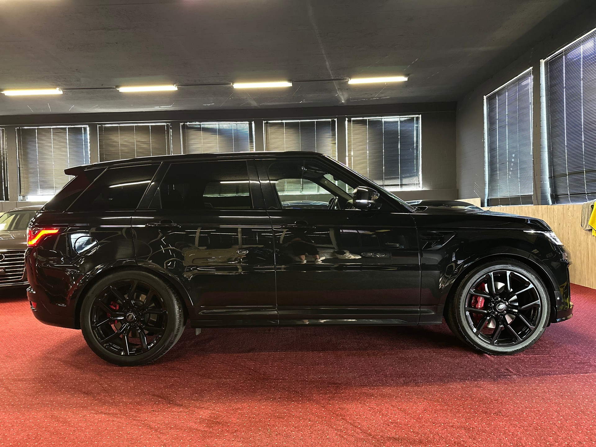 LAND ROVER Range Rover Sport 575 5.0 V8 S/C SVR Carbon Automatic-image-4