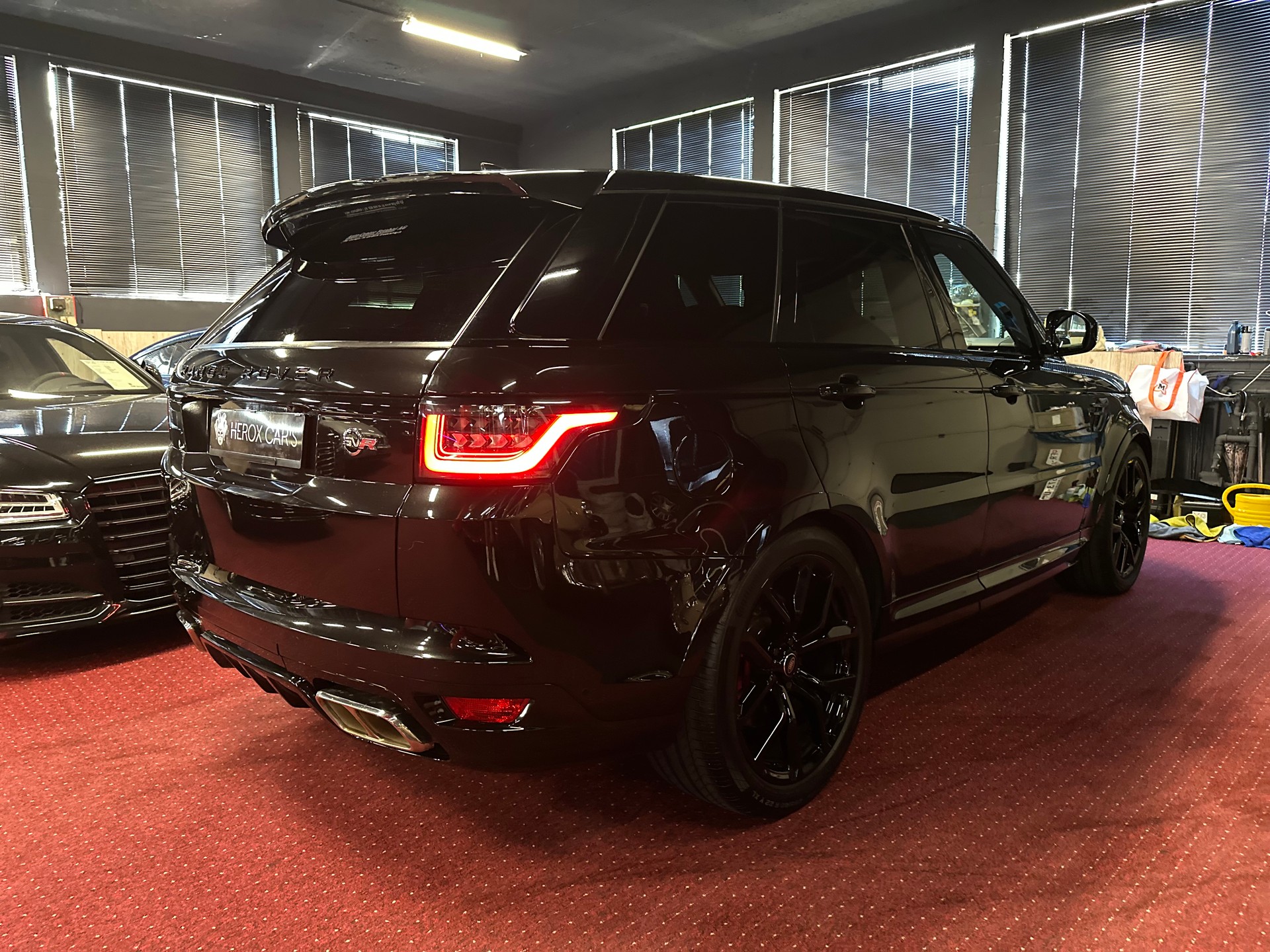 LAND ROVER Range Rover Sport 575 5.0 V8 S/C SVR Carbon Automatic-image-5