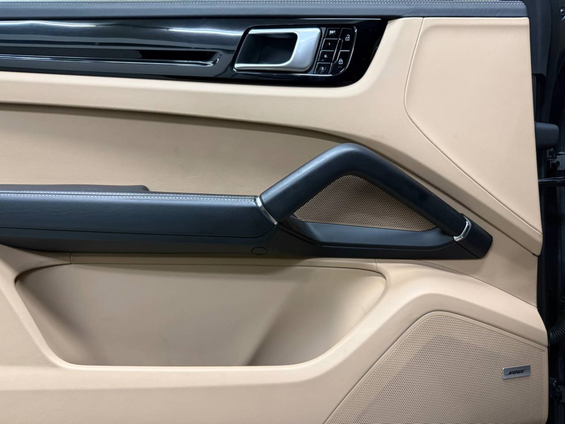 PORSCHE Cayenne E-Hybrid (MY21)-image-26