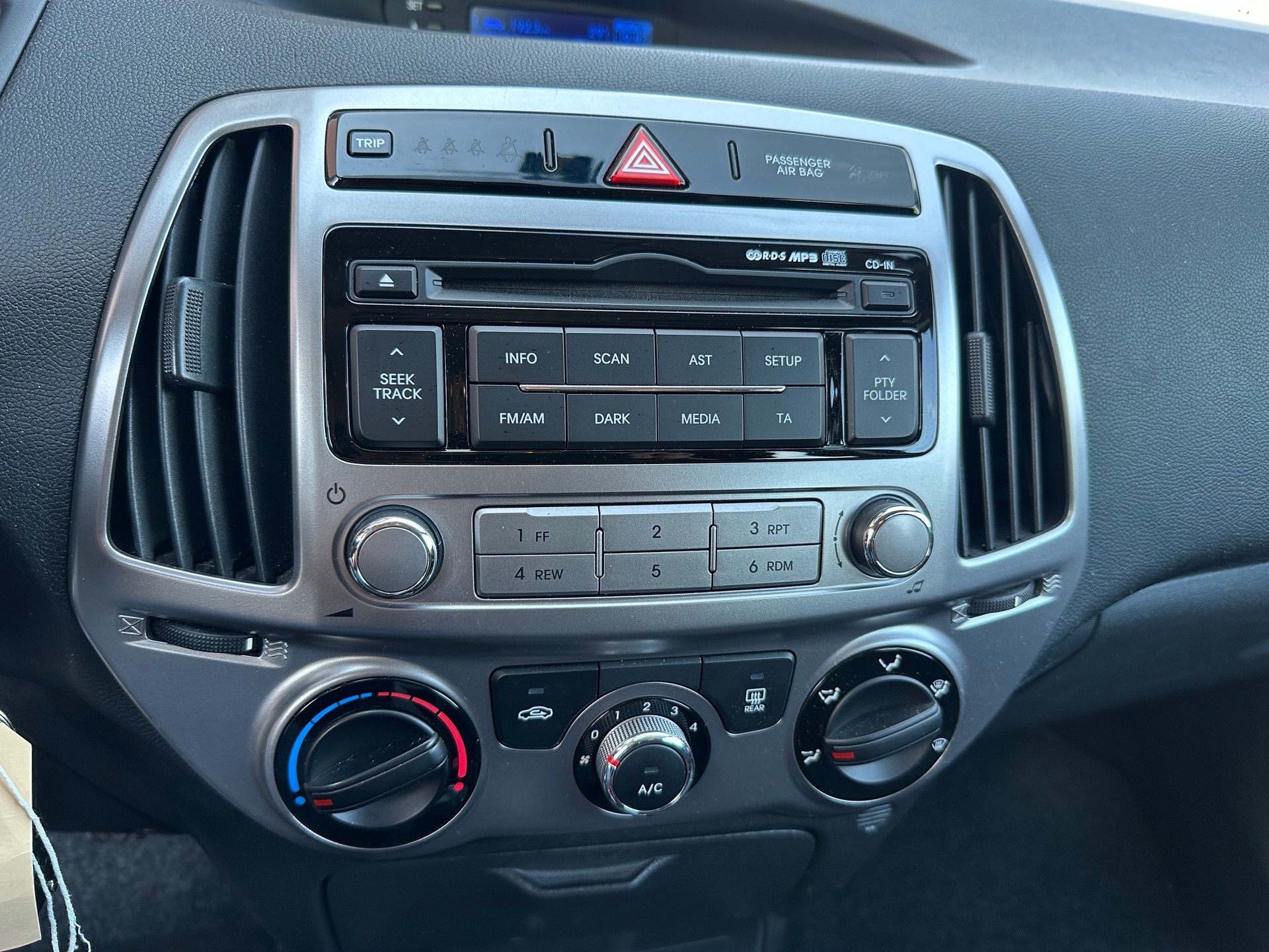 HYUNDAI i20-image-8