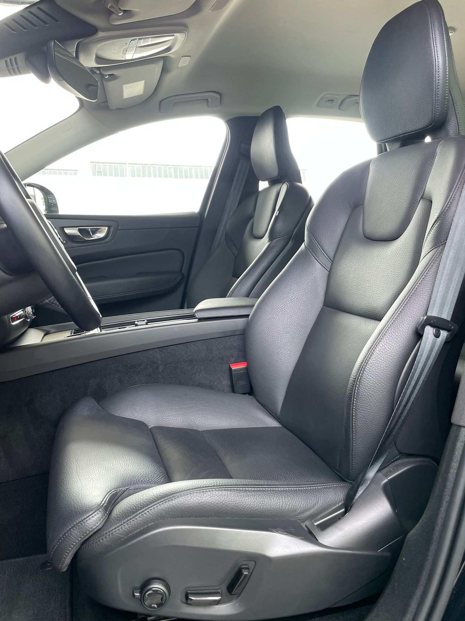 VOLVO XC60 2.0 B5 MH Inscription AWD-image-5