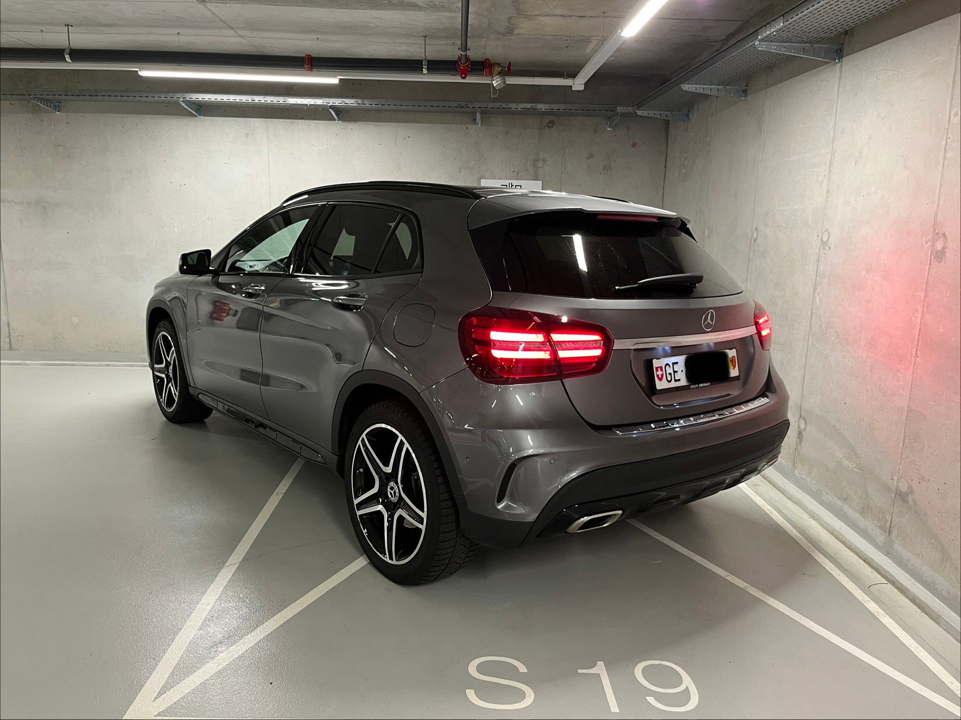 MERCEDES-BENZ GLA 220 AMG Line 4Matic 7G-DCT-image-1