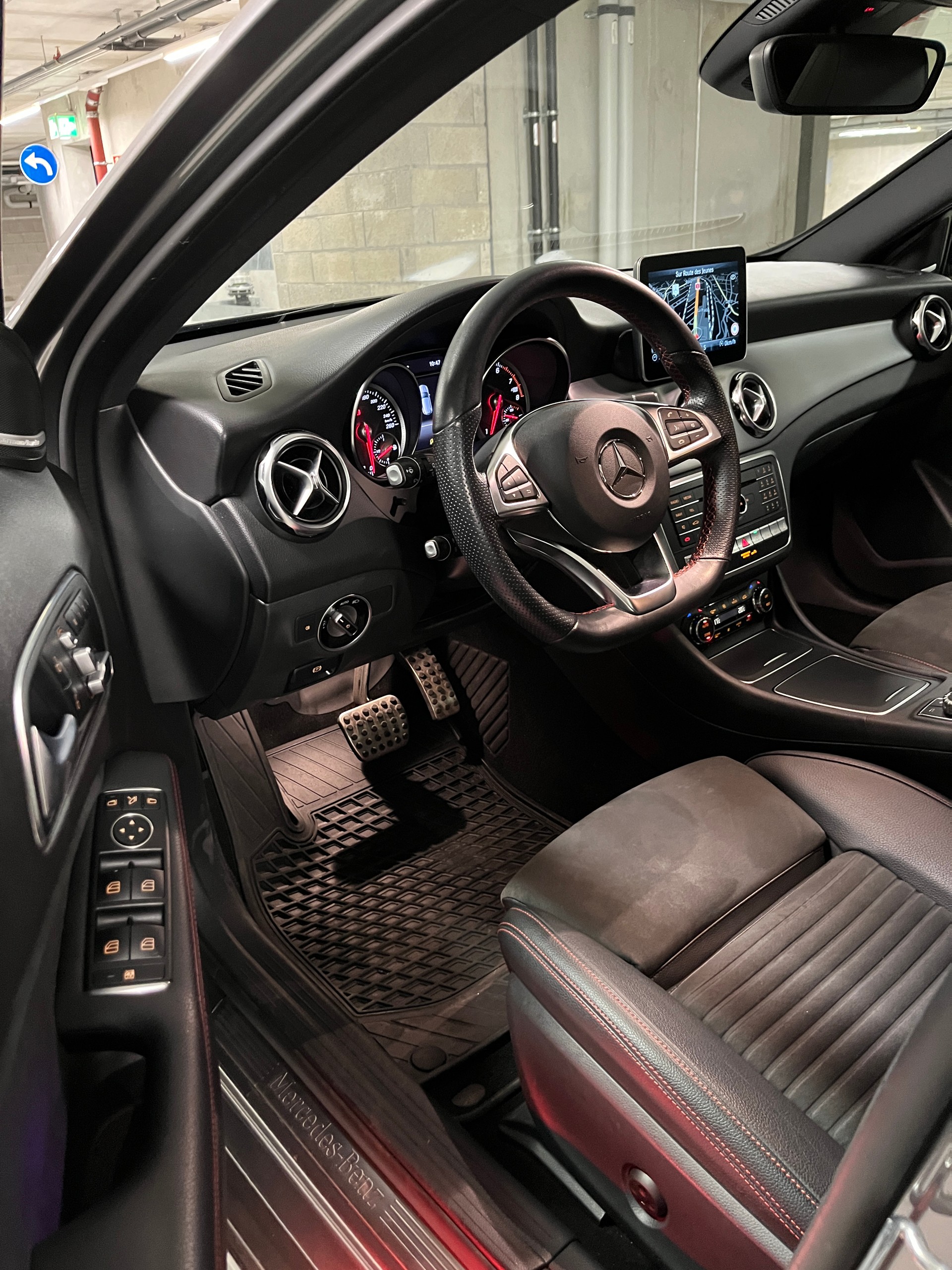 MERCEDES-BENZ GLA 220 AMG Line 4Matic 7G-DCT-image-12