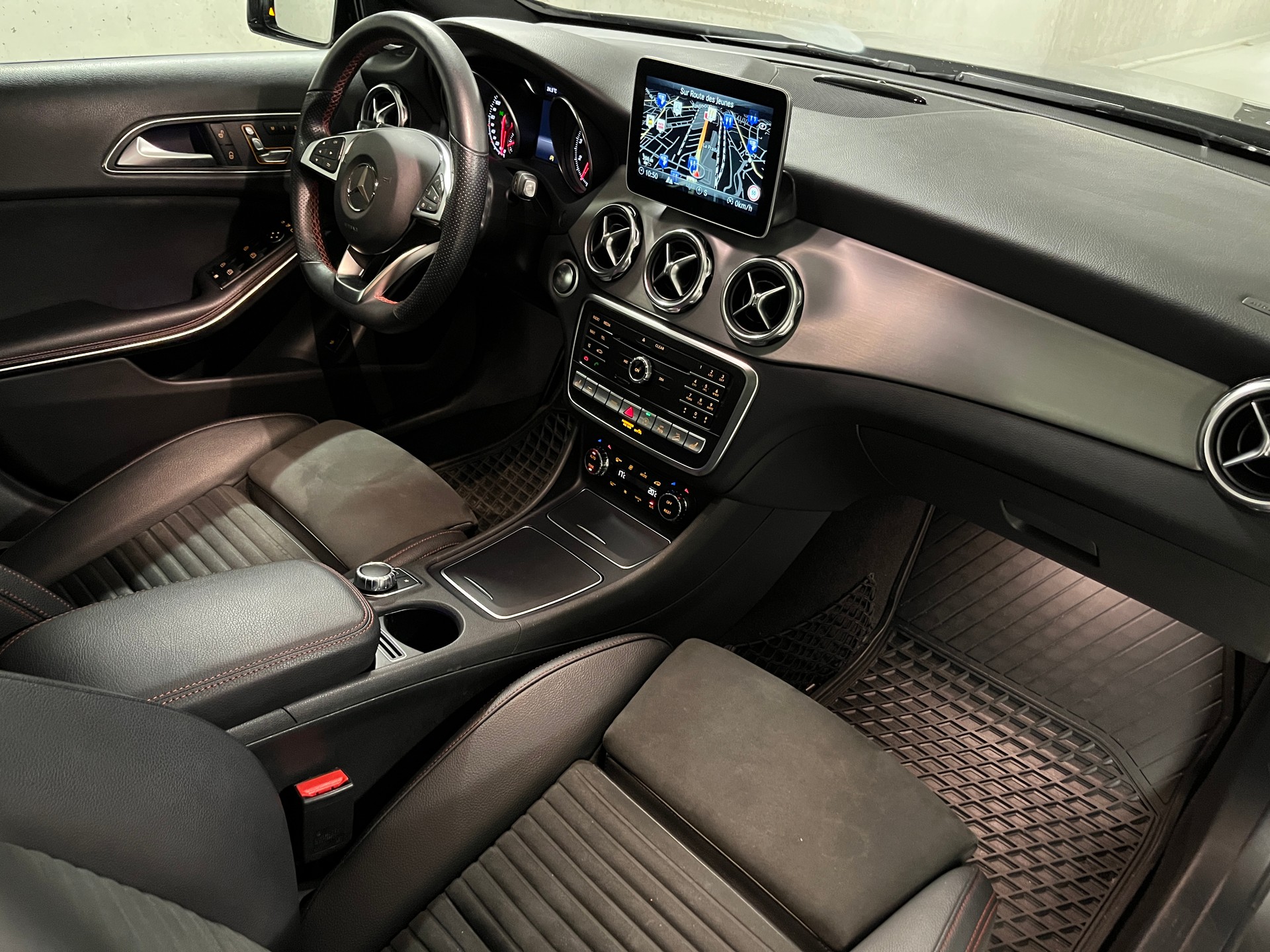 MERCEDES-BENZ GLA 220 AMG Line 4Matic 7G-DCT-image-18
