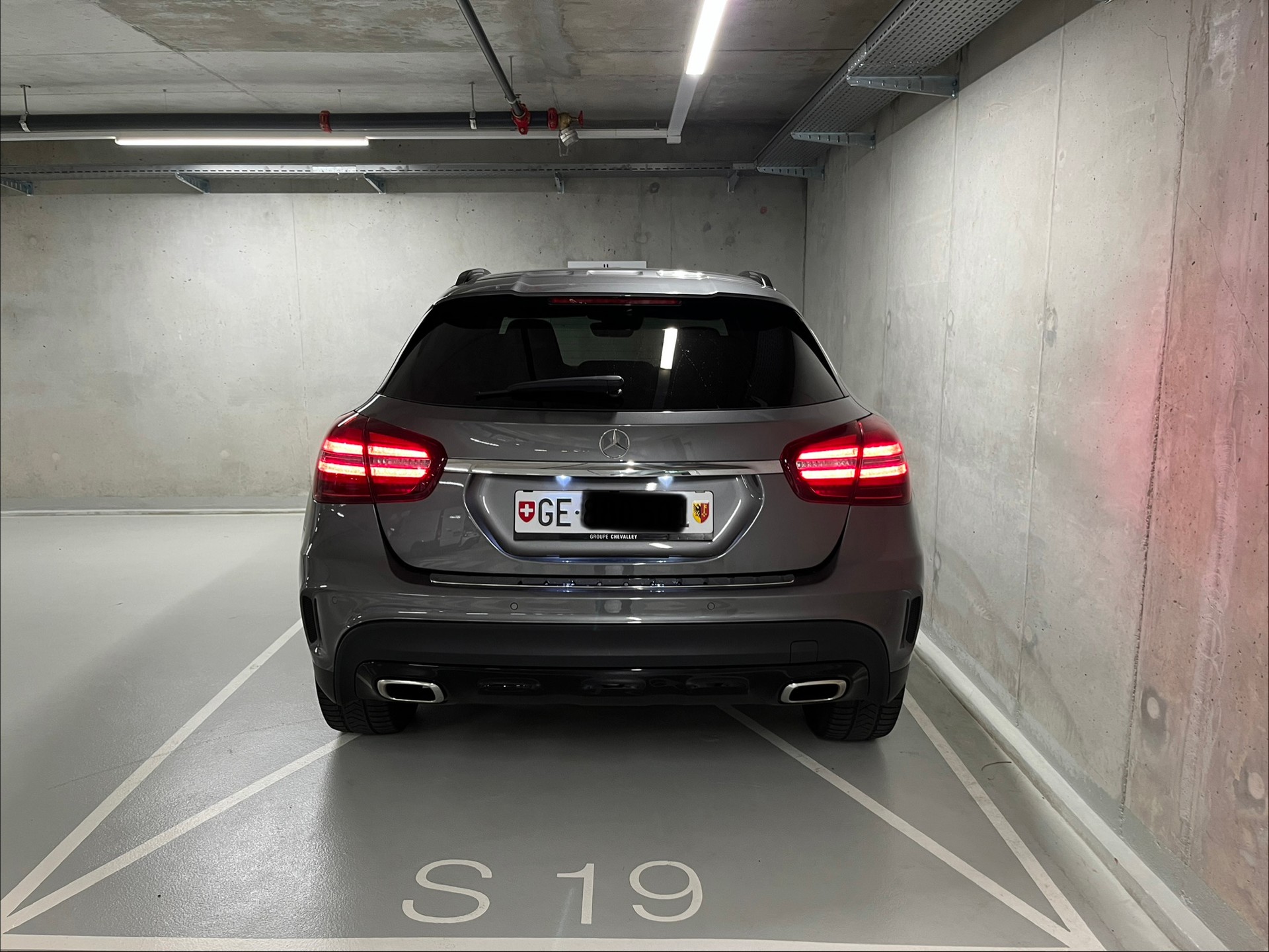 MERCEDES-BENZ GLA 220 AMG Line 4Matic 7G-DCT-image-2