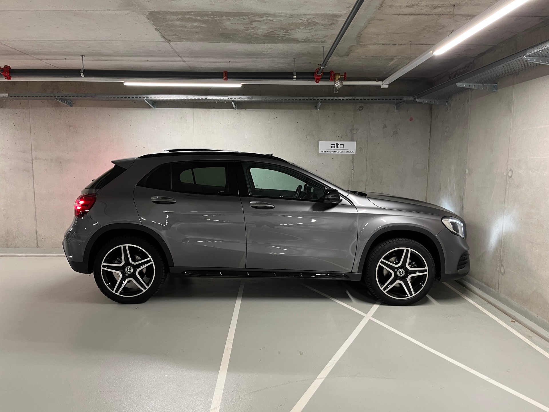 MERCEDES-BENZ GLA 220 AMG Line 4Matic 7G-DCT-image-4