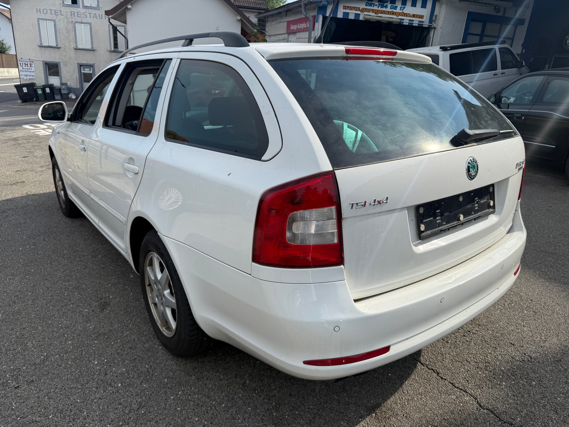 SKODA Octavia Combi 1.8 TSI Laurin & Klement 4x4-image-3