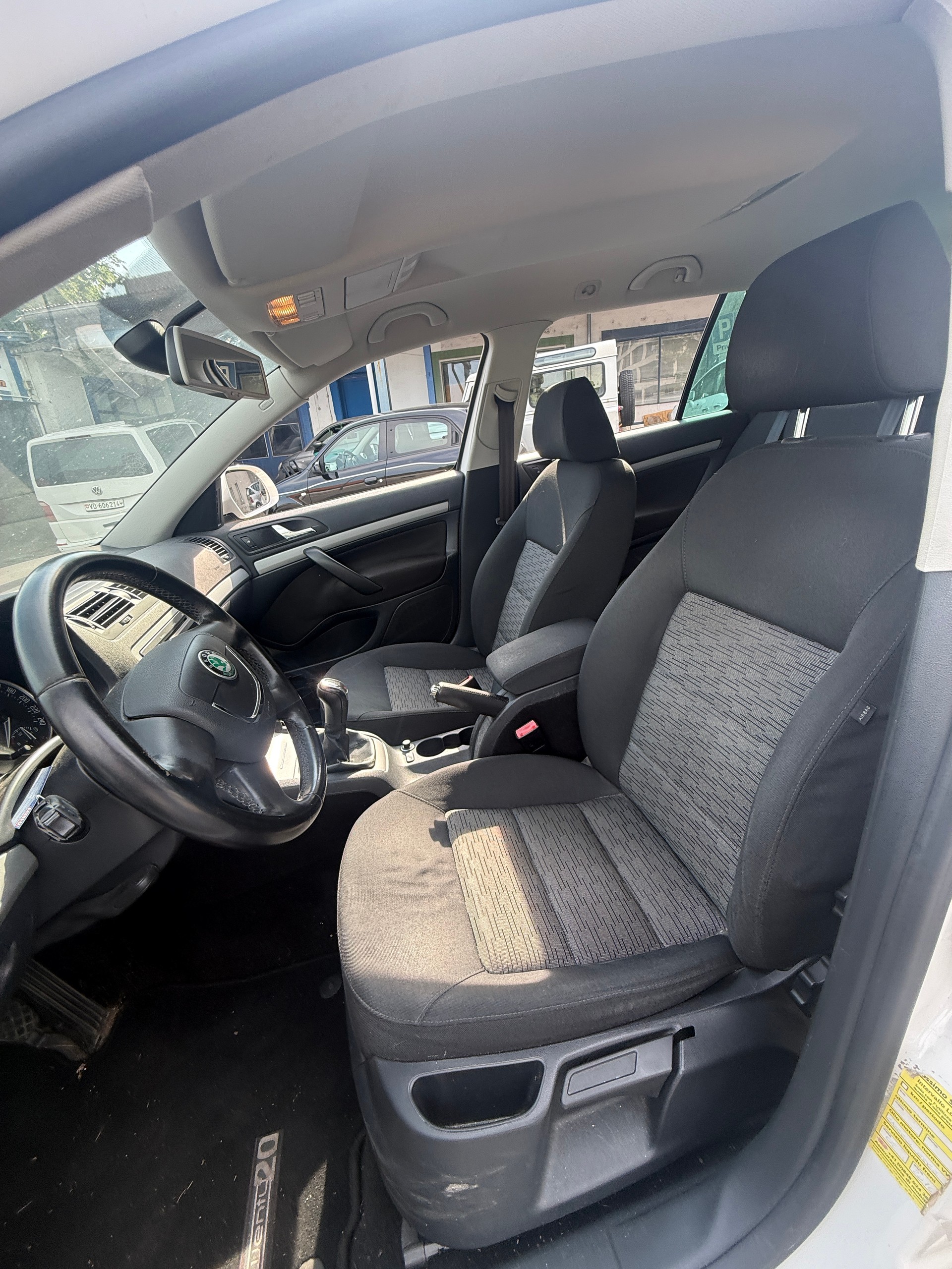 SKODA Octavia Combi 1.8 TSI Laurin & Klement 4x4-image-7