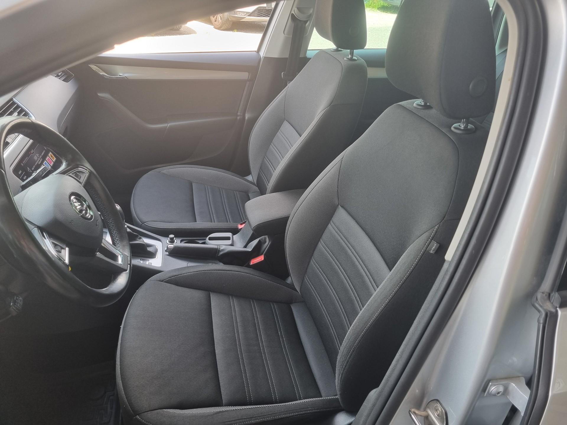 SKODA Octavia Combi 2.0 TDI Ambition 4x4 DSG-image-7