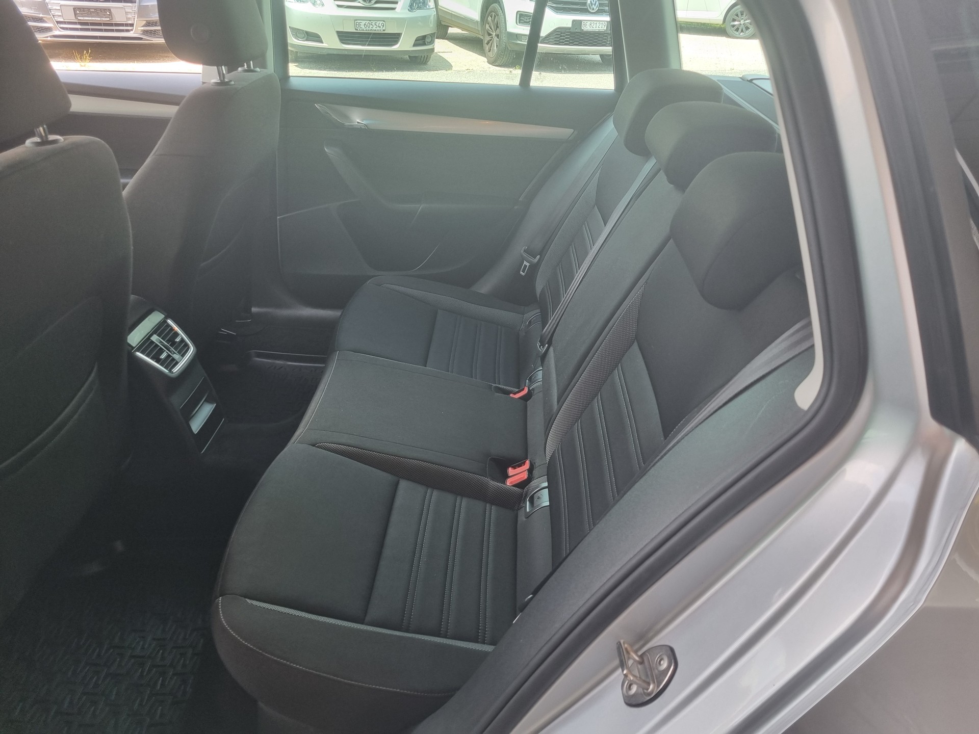 SKODA Octavia Combi 2.0 TDI Ambition 4x4 DSG-image-8