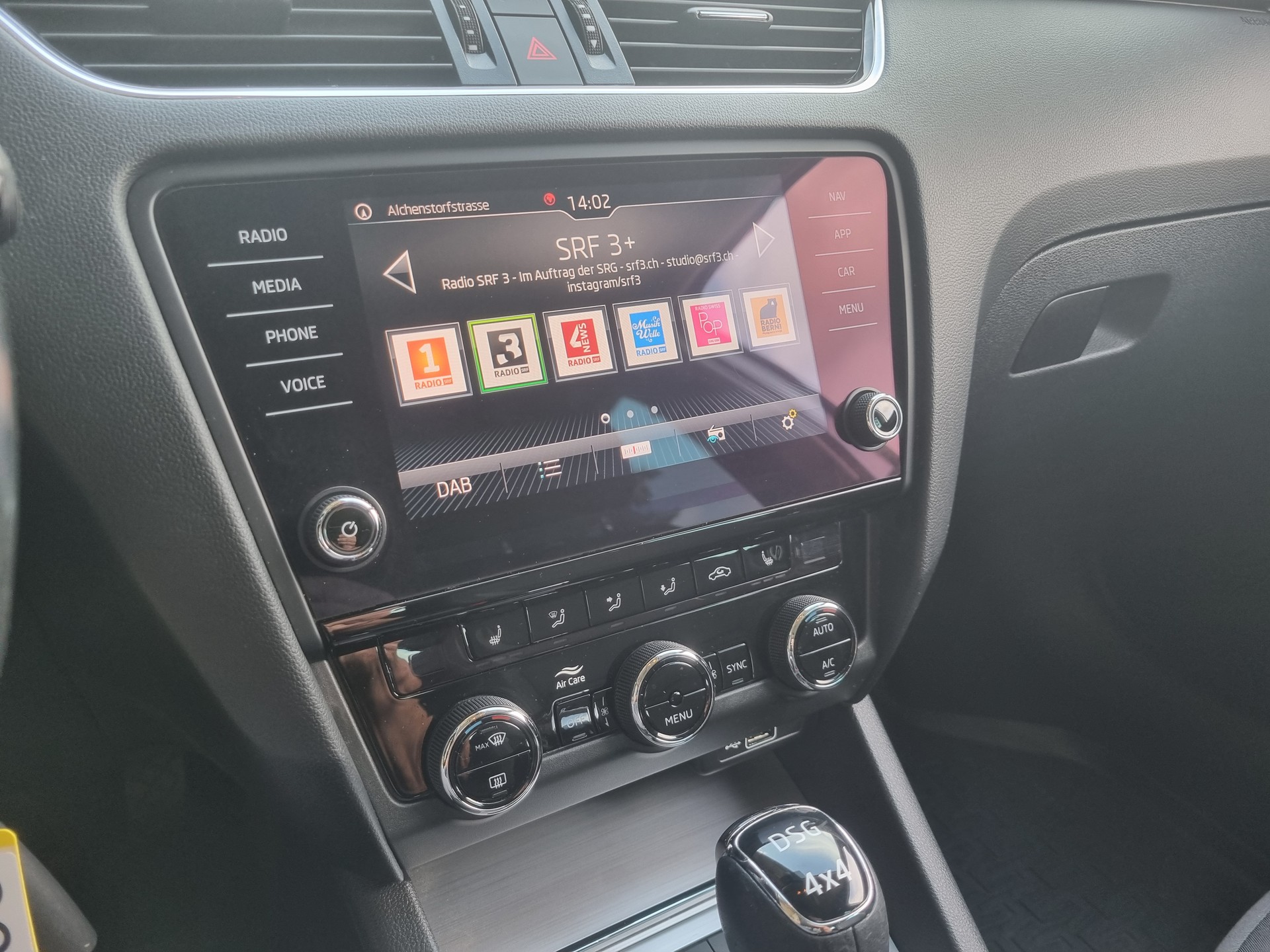 SKODA Octavia Combi 2.0 TDI Ambition 4x4 DSG-image-12
