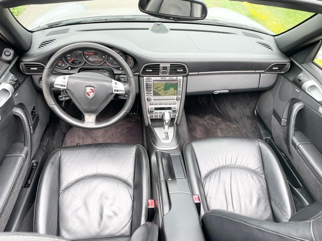 PORSCHE 911 Cabrio Carrera 4-image-4